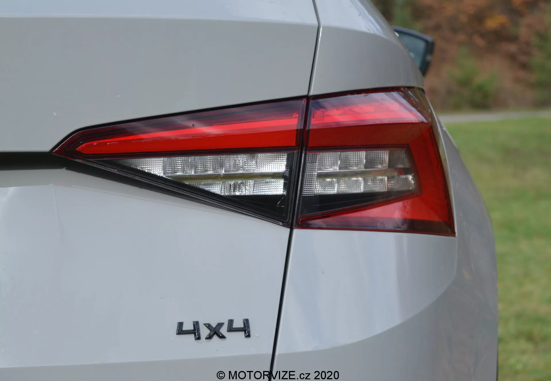 Vue rapprochée du feu arrière gauche d'une Škoda Kodiaq 2017, montrant un design angulaire à LED, une peinture brillante de couleur claire et le badge 4X4, mettant en avant les détails du véhicule moderne et la caractéristique de traction intégrale.
