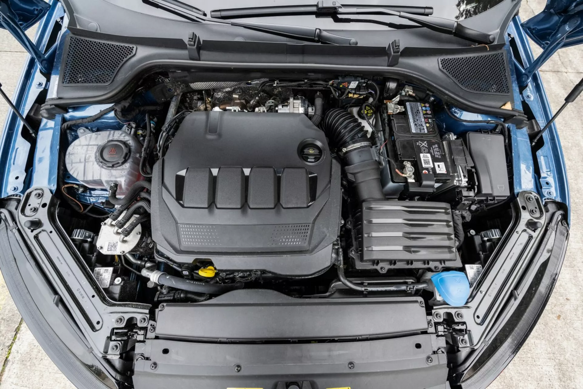 Vue aérienne du compartiment moteur d'une Skoda Octavia 2017 avec le capot ouvert, mettant en avant les composants principaux du moteur et une conception favorable à l'entretien