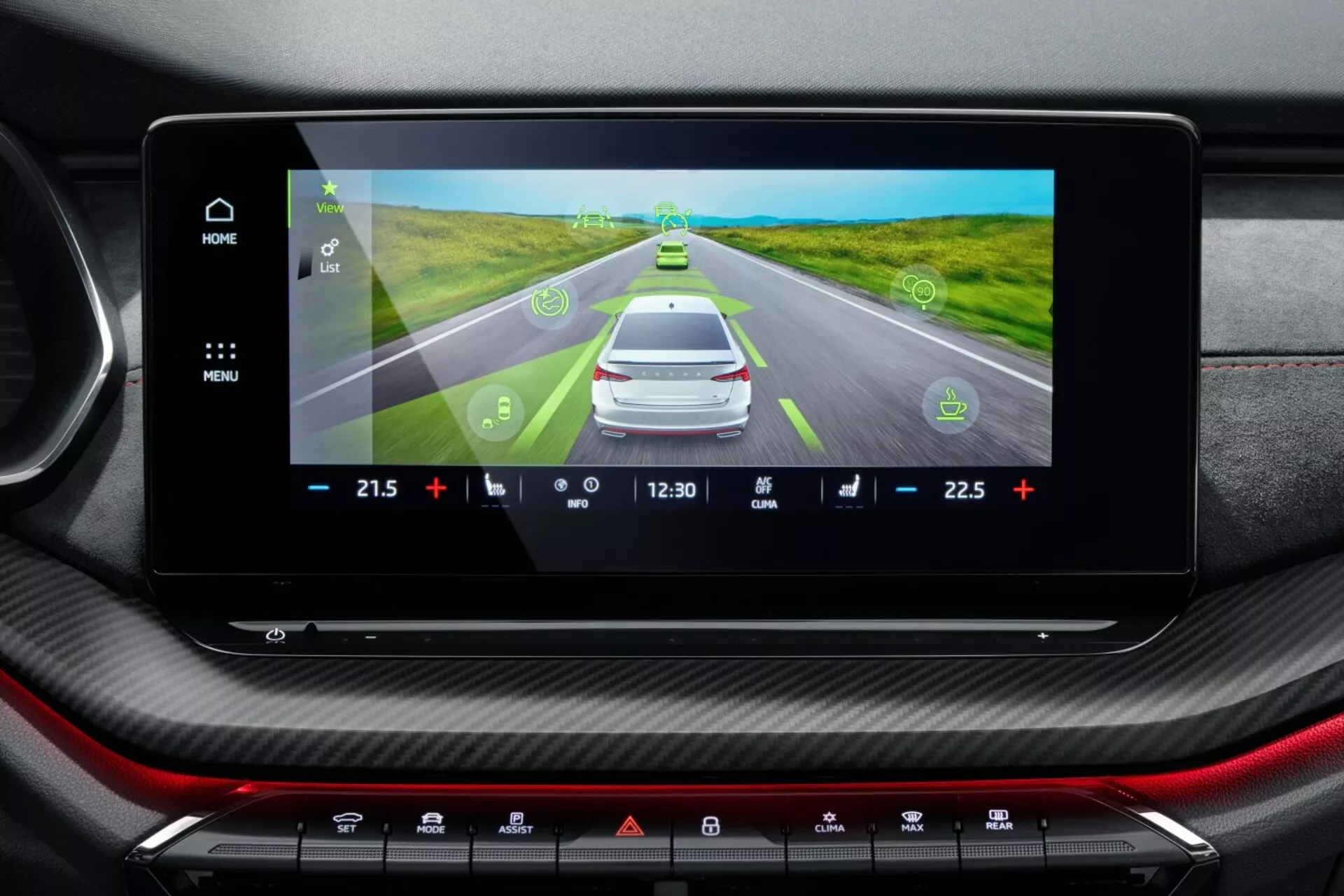 Affichage dans la Skoda Octavia 2017 montrant la représentation graphique de l'ADAS d'une voiture argentée sur une route, avec des icônes pour l'assistance de voie et la détection de l'angle mort, à côté d'indicateurs de limite de vitesse, de l'heure et de la température sur un écran haute résolution