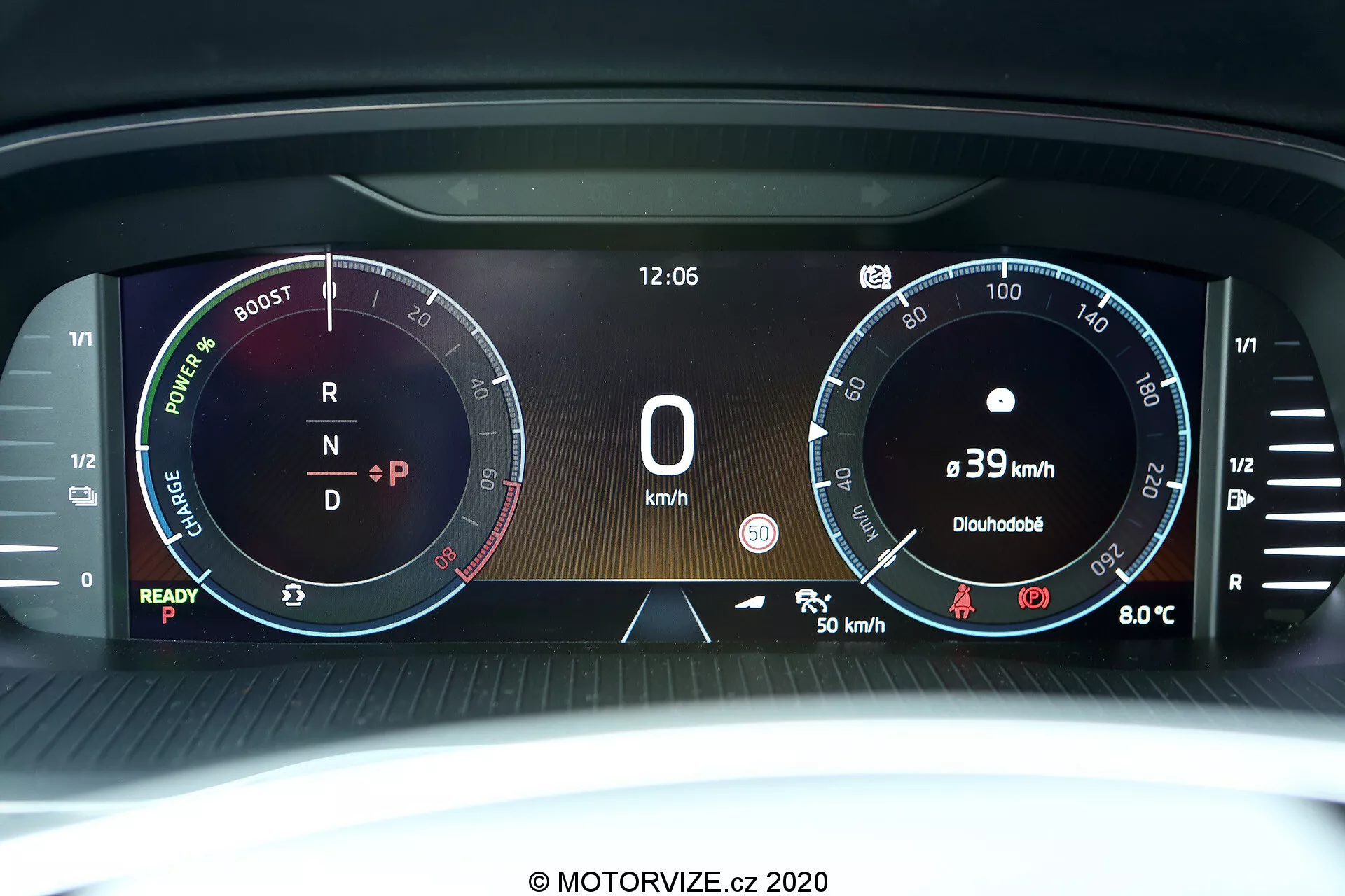 Vue rapprochée du tableau de bord numérique de la Skoda Octavia 2020. Affiche un écran clair et vibrant avec jauge de puissance, compteur de vitesse à 0 km/h, horloge numérique à 12h06, tachymètre semi-circulaire, indicateur de niveau de charge, température du moteur à 80°C, sélection des rapports en neutre et une icône de paramétrage interactif personnalisable. Idéal pour mettre en avant les capacités des véhicules hybrides ou électriques, les métriques du véhicule et les informations en temps réel.