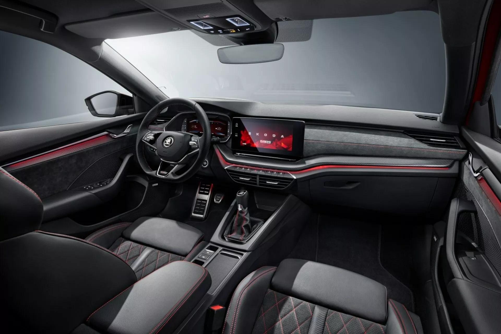 Vue intérieure de la limousine Skoda Octavia 2017, présentant un cockpit moderne et luxueux avec un tableau de bord numérique, un système d'infodivertissement tactile, un volant multifonction à trois branches, et des sièges en cuir matelassé premium
