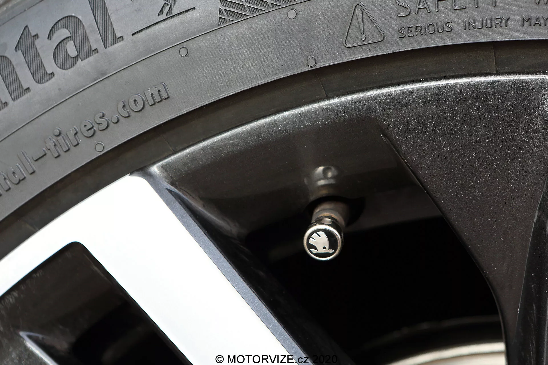 Vue latérale rapprochée de la roue de la Skoda Octavia 2020, avec un pneu Continental ContiSportContact et des textes visibles sur le flanc et le bord de la jante en alliage. L'image met en avant les spécifications du pneu telles que la charge maximale et les avertissements de pression, améliorant ainsi les performances et la sécurité de la voiture.