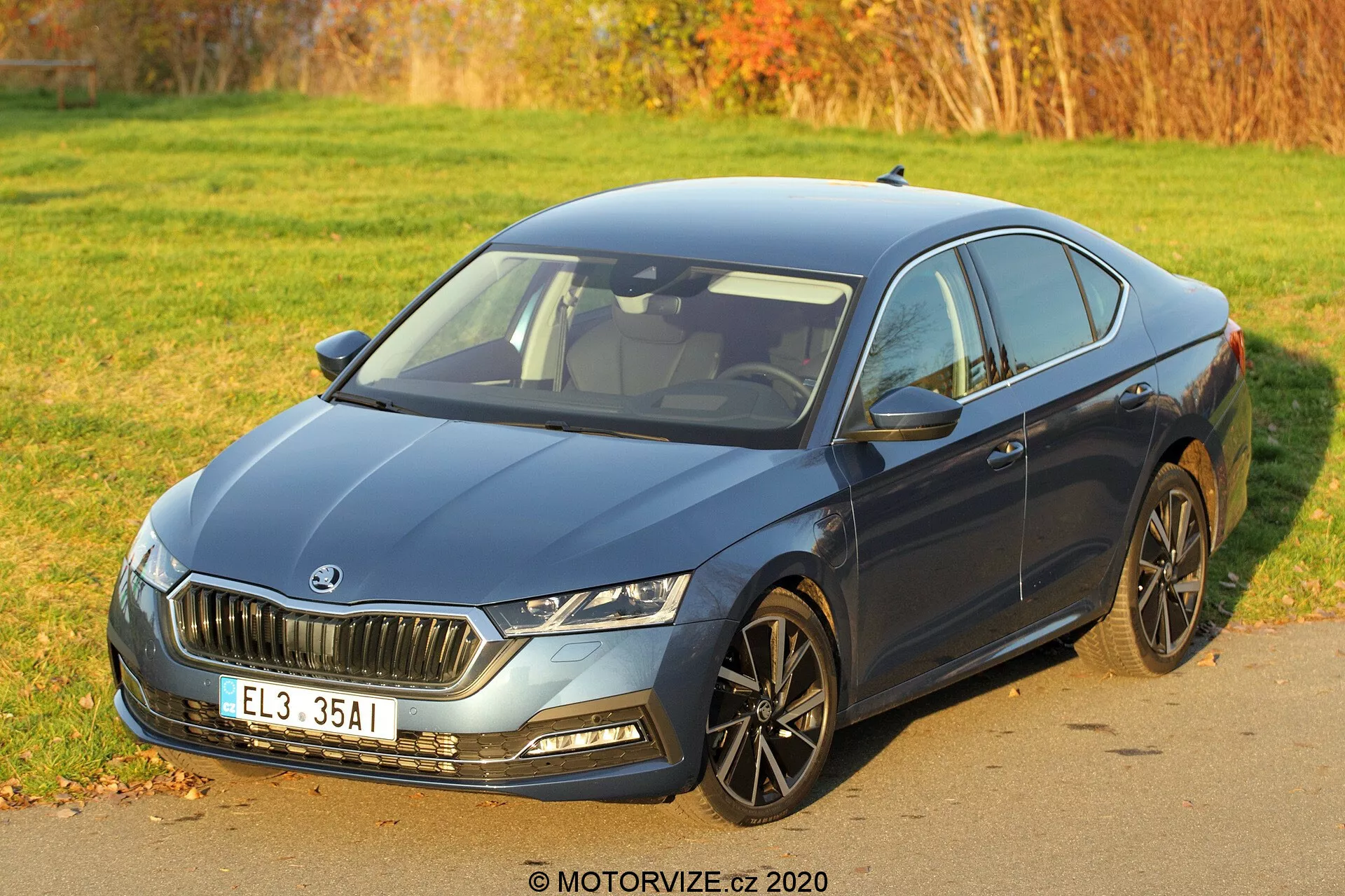 Skoda Octavia Limousine 2020 - berline argentée élégante avec design moderne, roues en alliage stylées et phares LED avancés