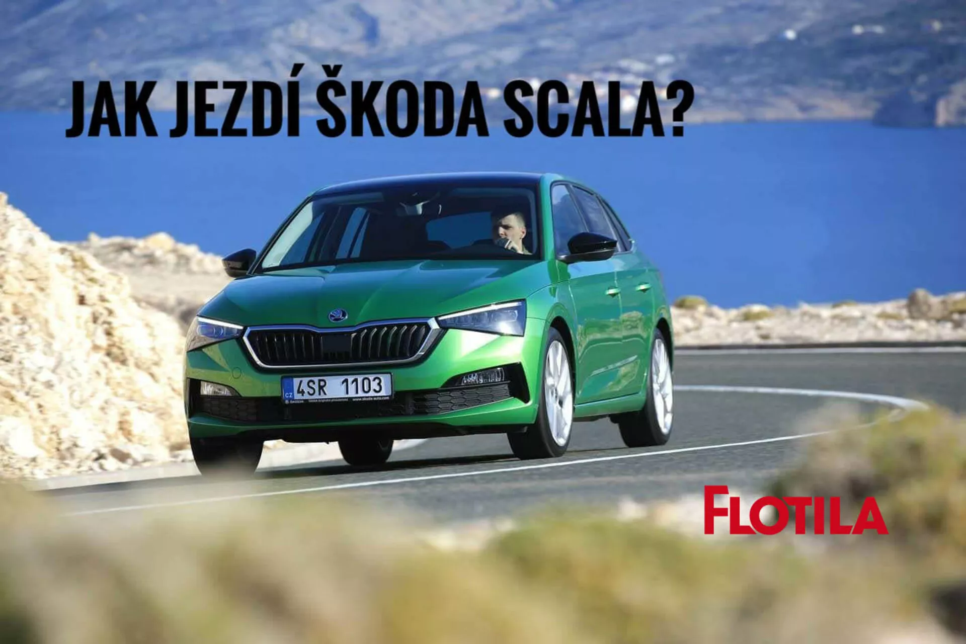 Škoda Scala 2019 en vert métallique présentant des caractéristiques de design et de technologie, en mouvement sur une route sinueuse suggérant une conduite en montagne ou côtière, avec un accent sur la grille, les phares LED et la conception des roues aérodynamiques