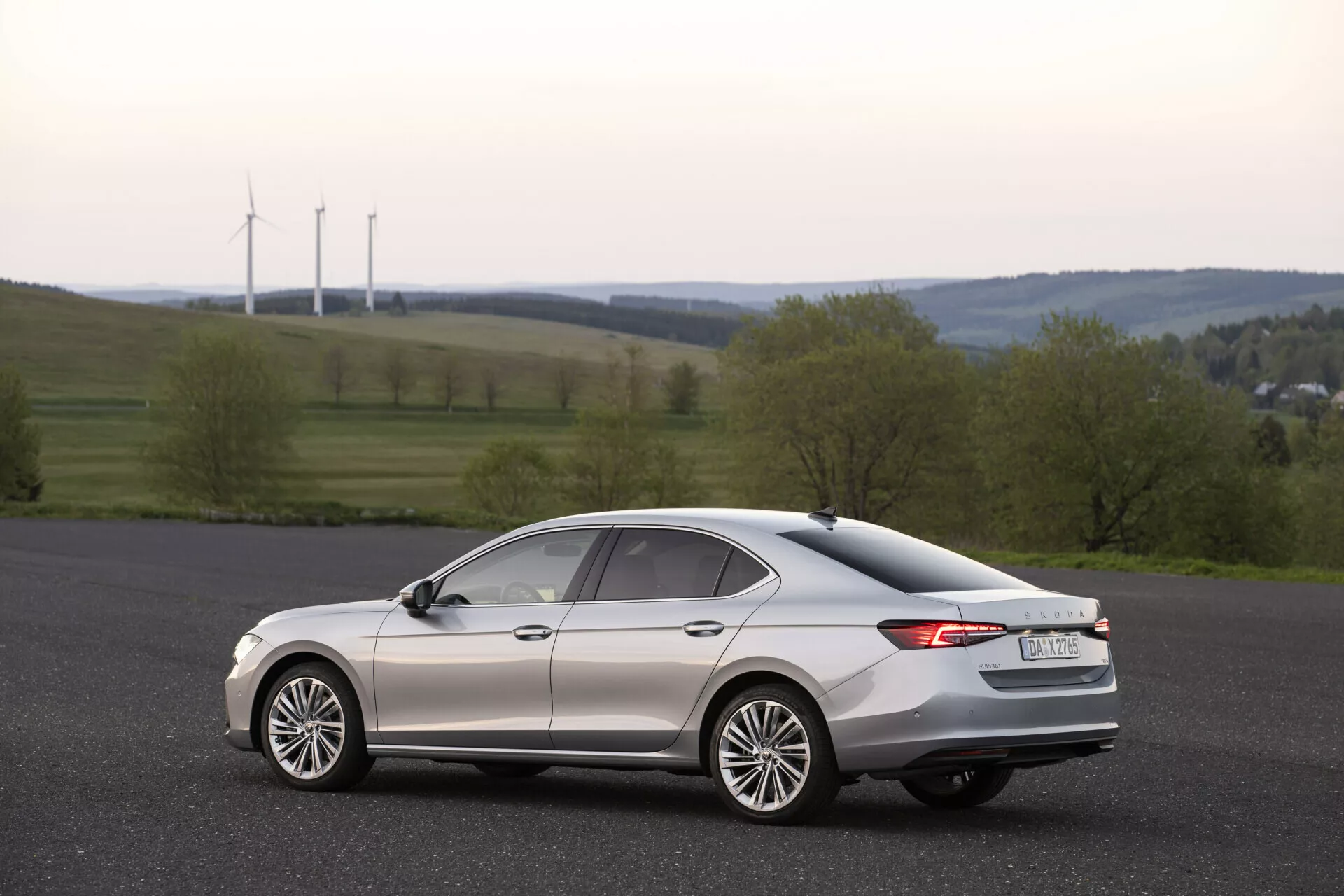 Skoda Superb Limousine 2024 - vue de face mettant en avant le design aérodynamique et élégant avec des phares LED haut de gamme, une calandre accentuée de chrome et une finition métallique montrant une élégance luxueuse.