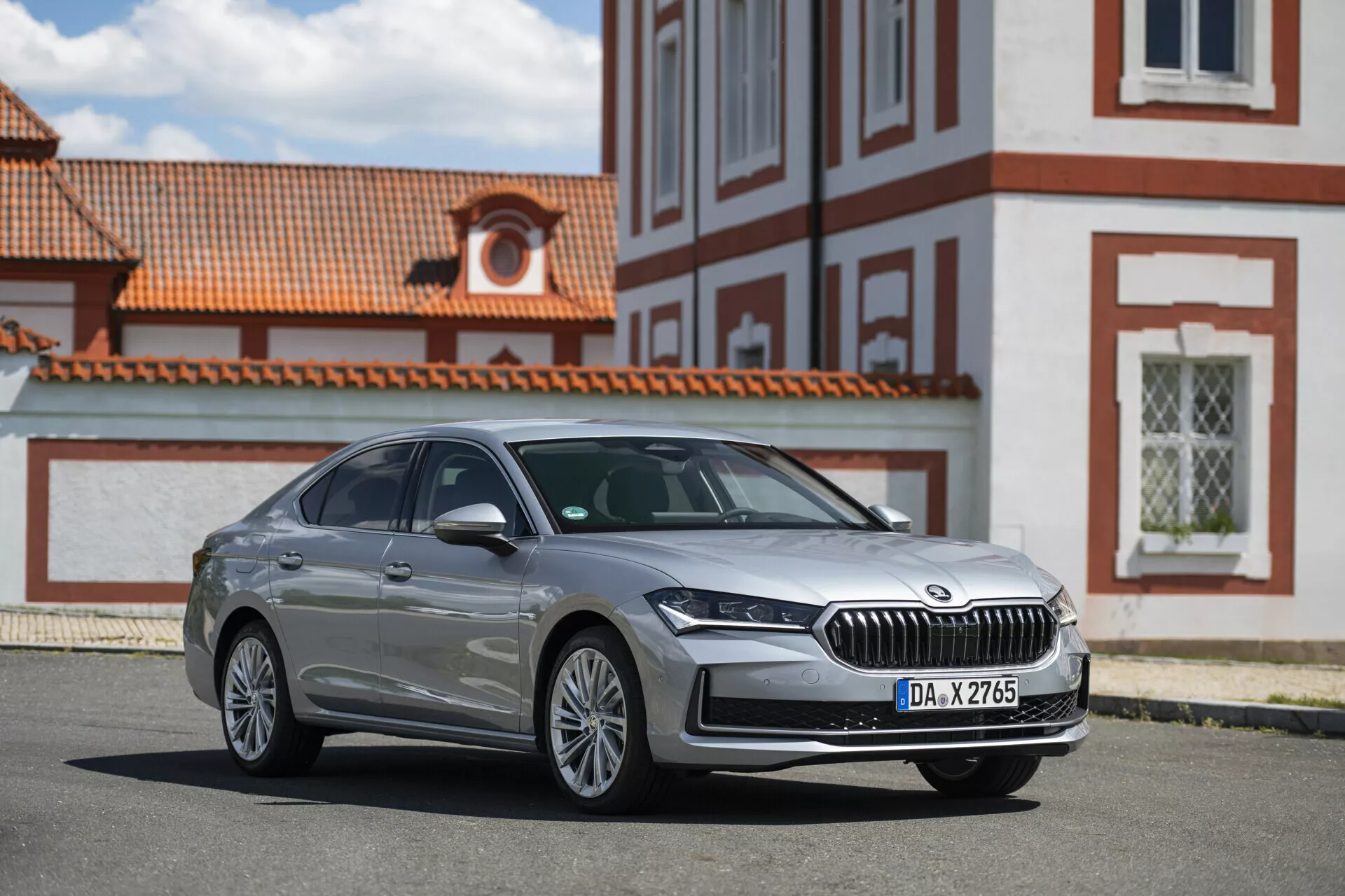 Skoda Superb Limousine 2024, berline élégante et luxueuse avec un design moderne, des lignes épurées et une technologie avancée.