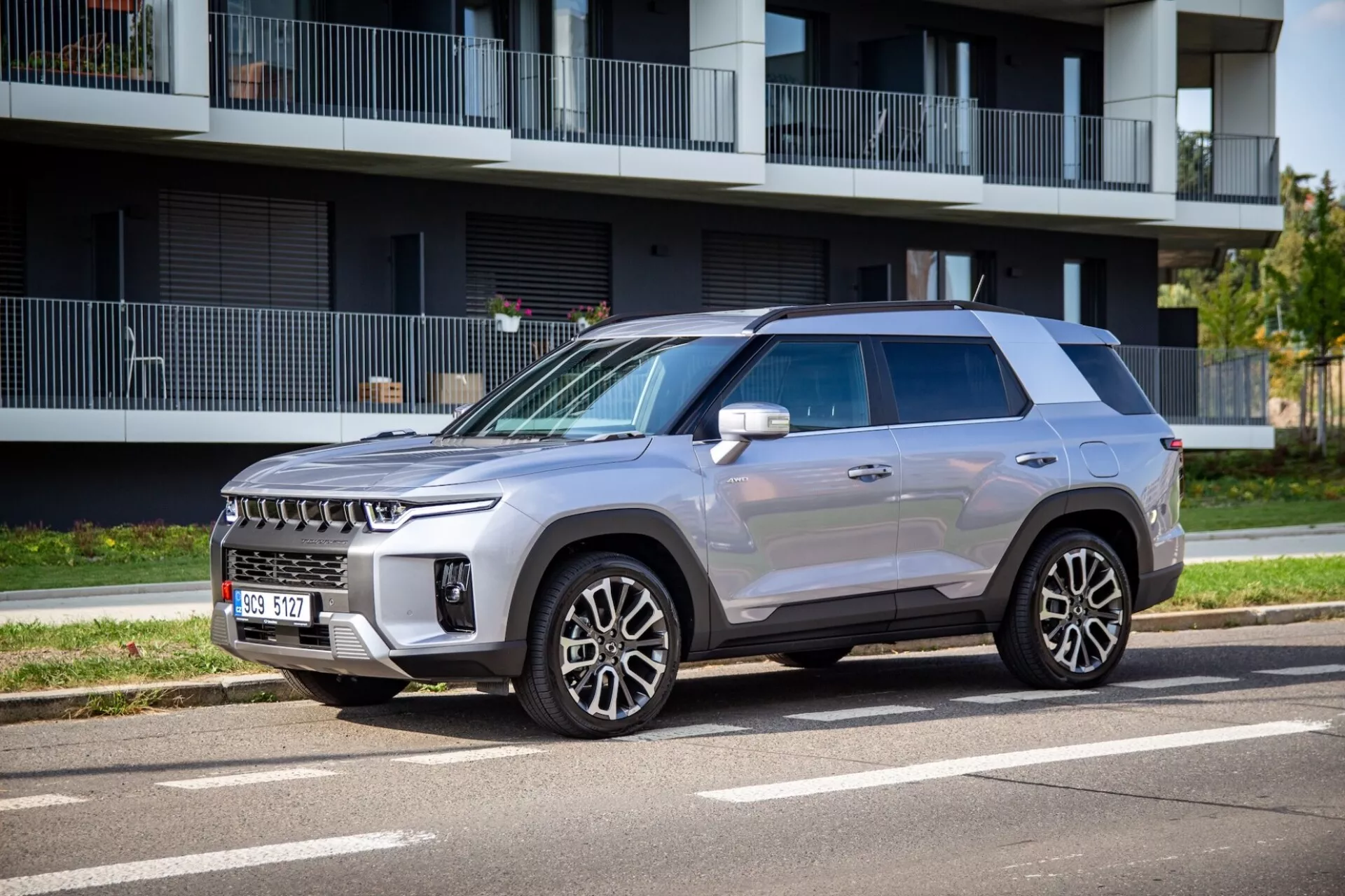 SsangYong Torres 2023 en mouvement sur une autoroute, présentant son design élégant et ses caractéristiques aérodynamiques avancées