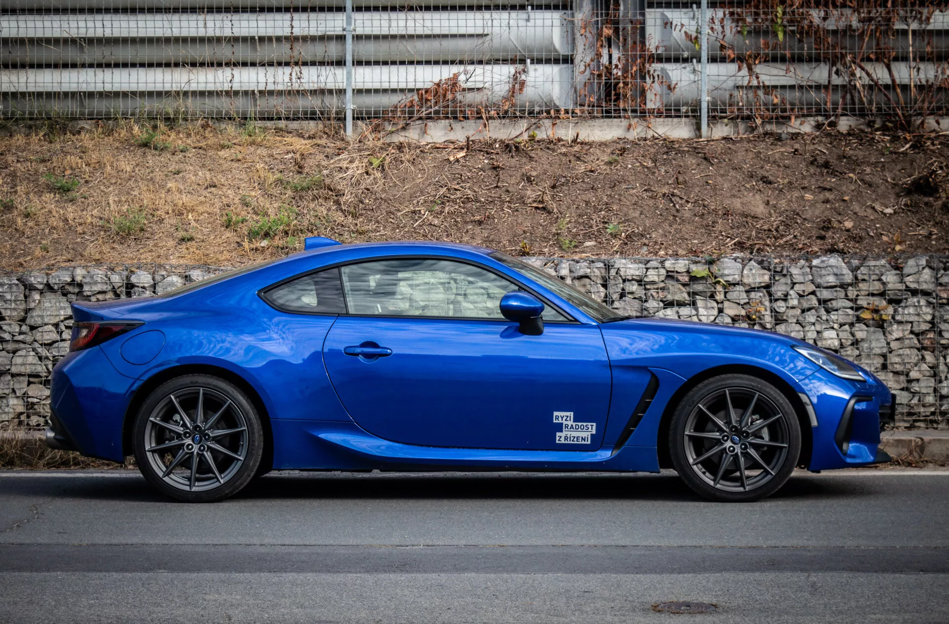 Subaru BRZ 2023 garée dans un cadre urbain, mettant en avant son design élégant et sa couleur bleue vibrante