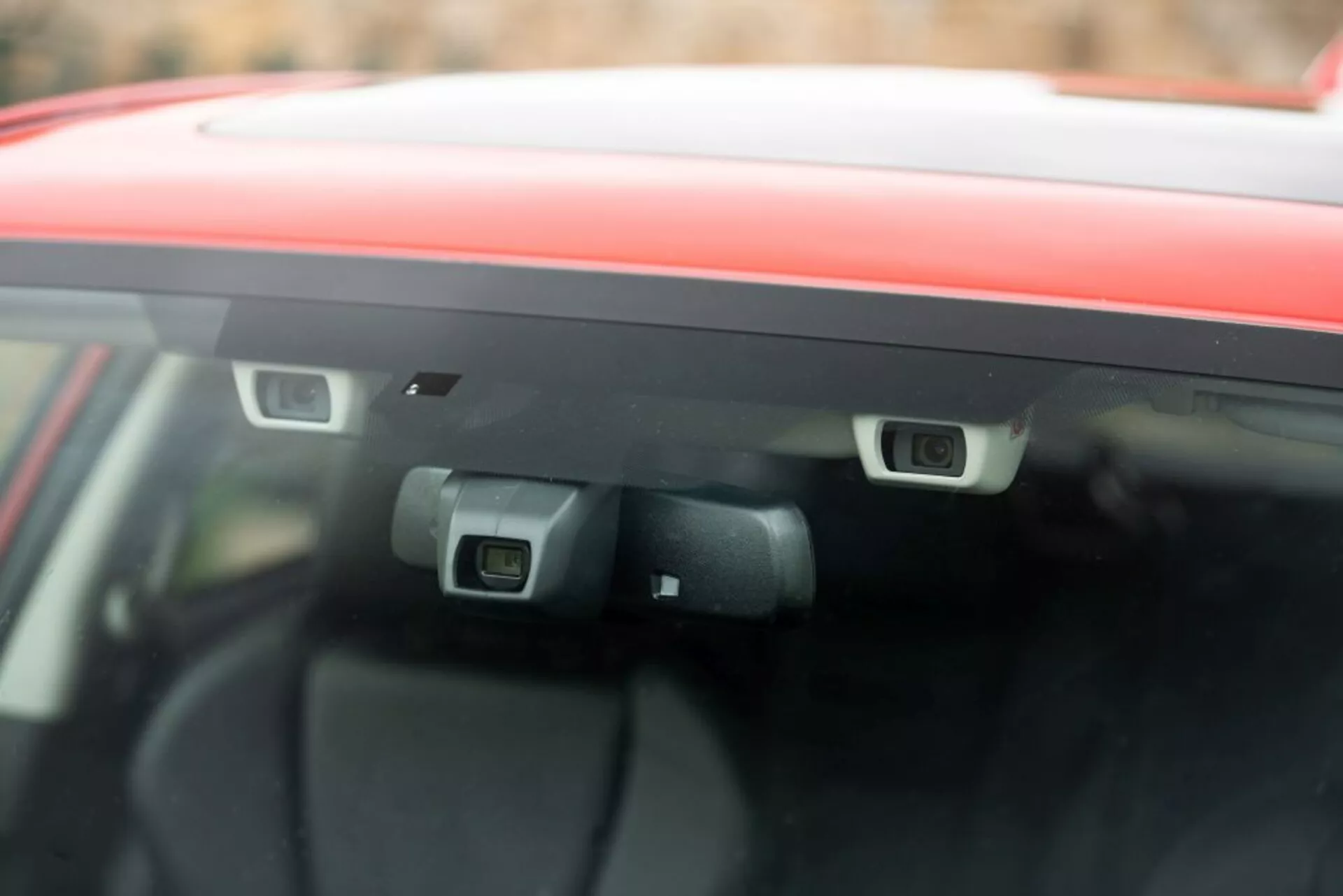 Gros plan sur les caméras ADAS montées à l'arrière du pare-brise de la Subaru Impreza 2018, mettant en lumière la technologie de sécurité avancée