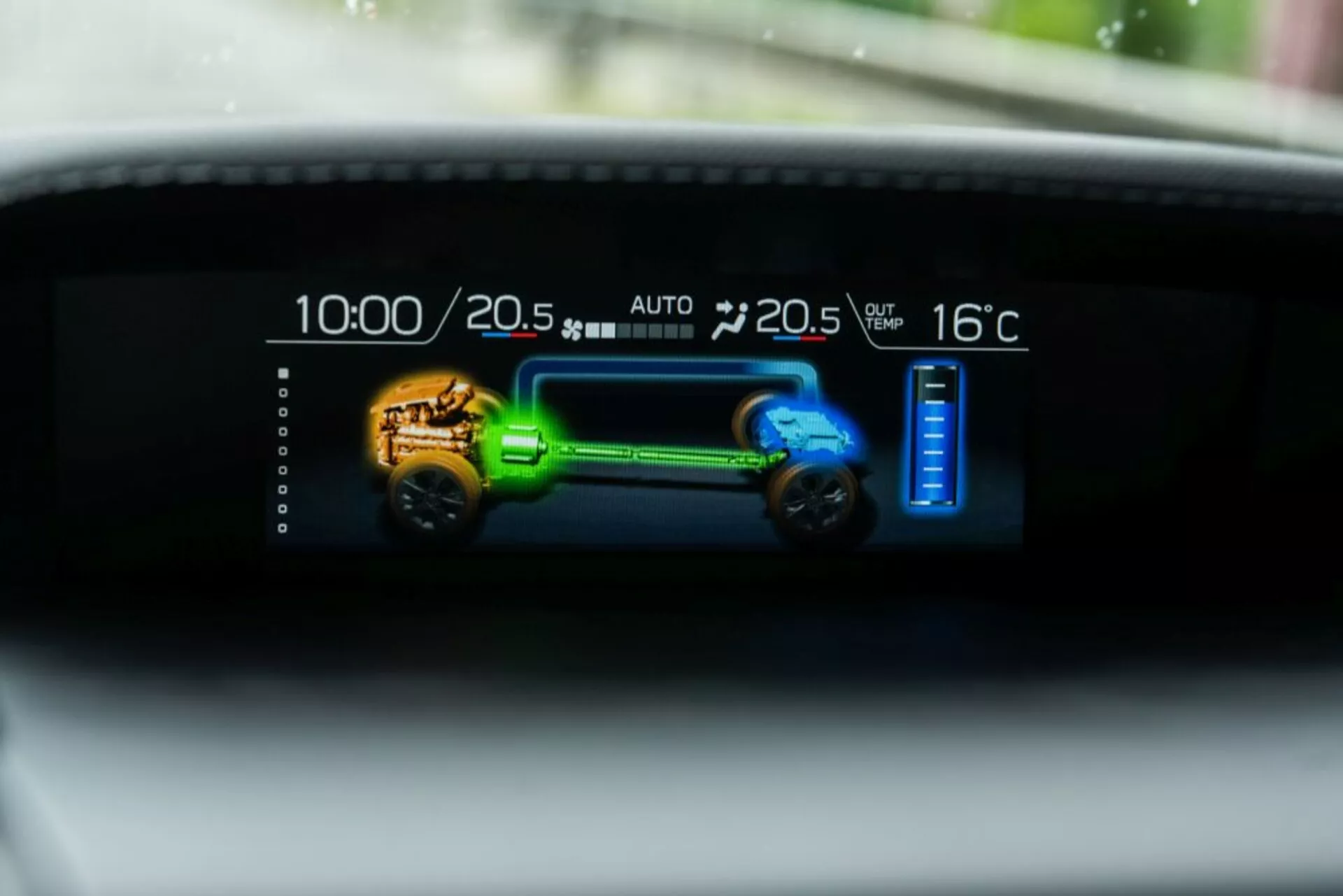 Affichage numérique du tableau de bord de la Subaru Impreza 2018 montrant l'état du groupe motopropulseur du véhicule avec composants codés par couleur, réglages de contrôle climatique bi-zone et température extérieure