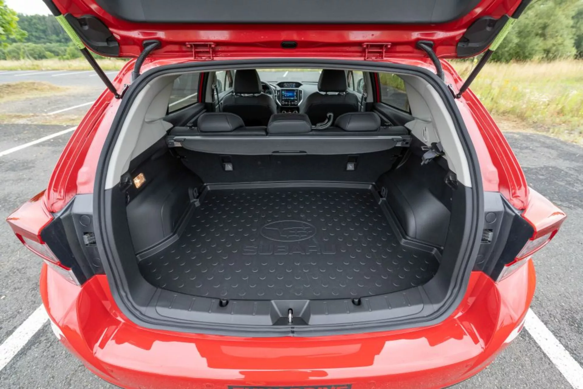 Subaru Impreza 2018 garée à l'extérieur montrant son extérieur argenté élégant, son design moderne et ses fonctionnalités de sécurité avancées