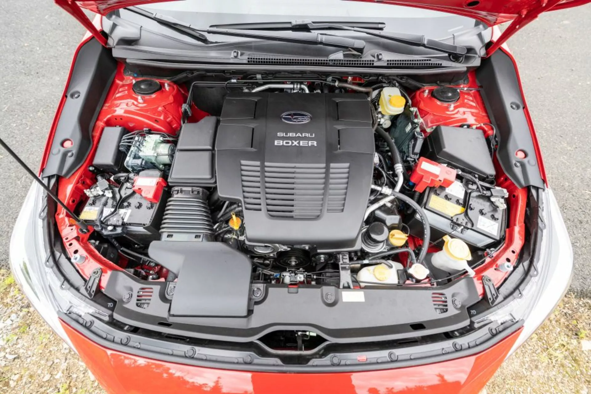 Vue détaillée du compartiment moteur ouvert d'une Subaru Impreza 2018 avec moteur Subaru Boxer, montrant des composants mécaniques et électriques sous un angle élevé