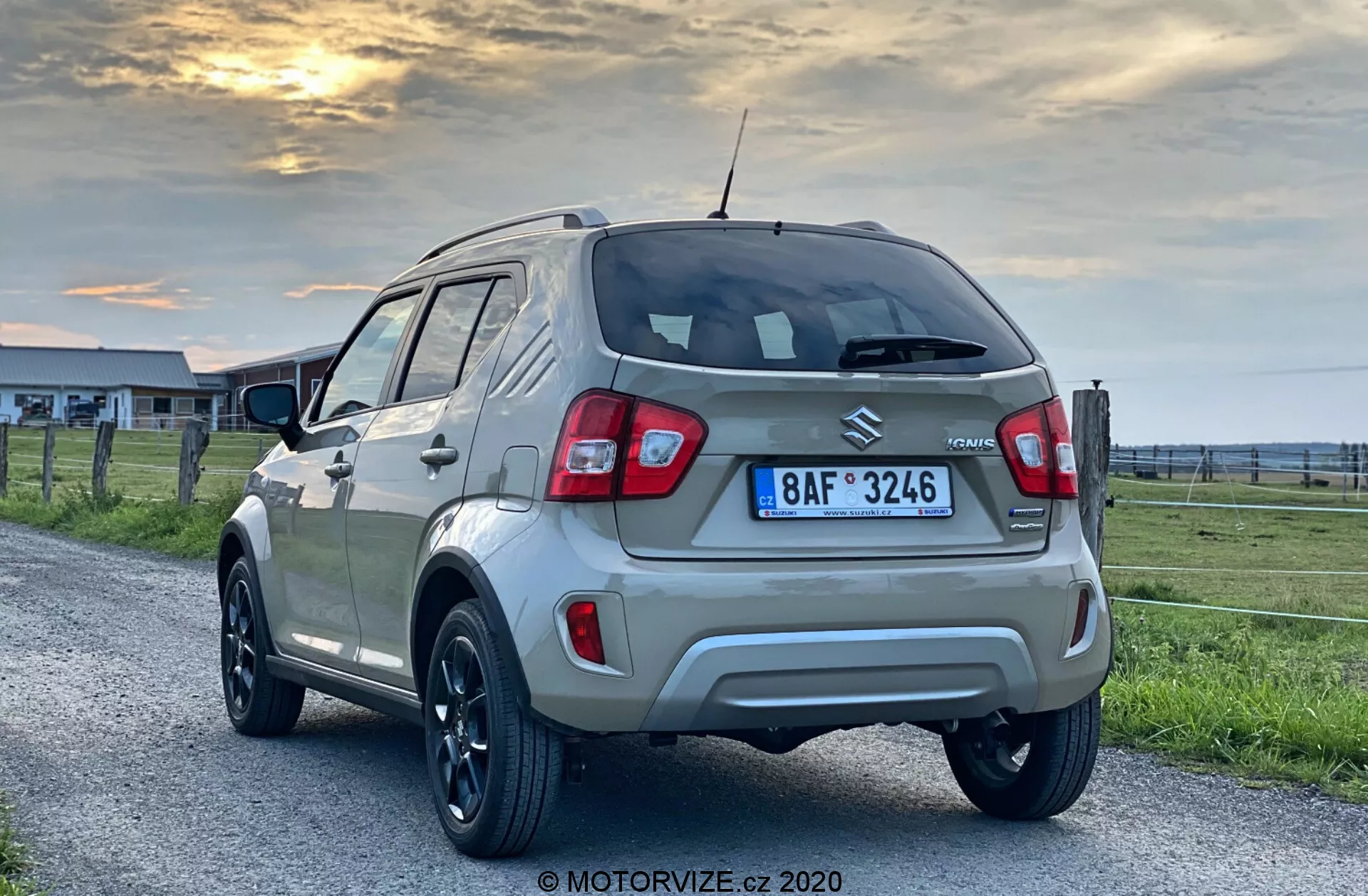 Suzuki Ignis 1.2 DualJet Hybrid Club 2020 - Voiture citadine compacte au design moderne, avec une calandre distinctive, des phares à LED et des jantes en alliage, offrant une grande efficacité énergétique et une technologie hybride avancée