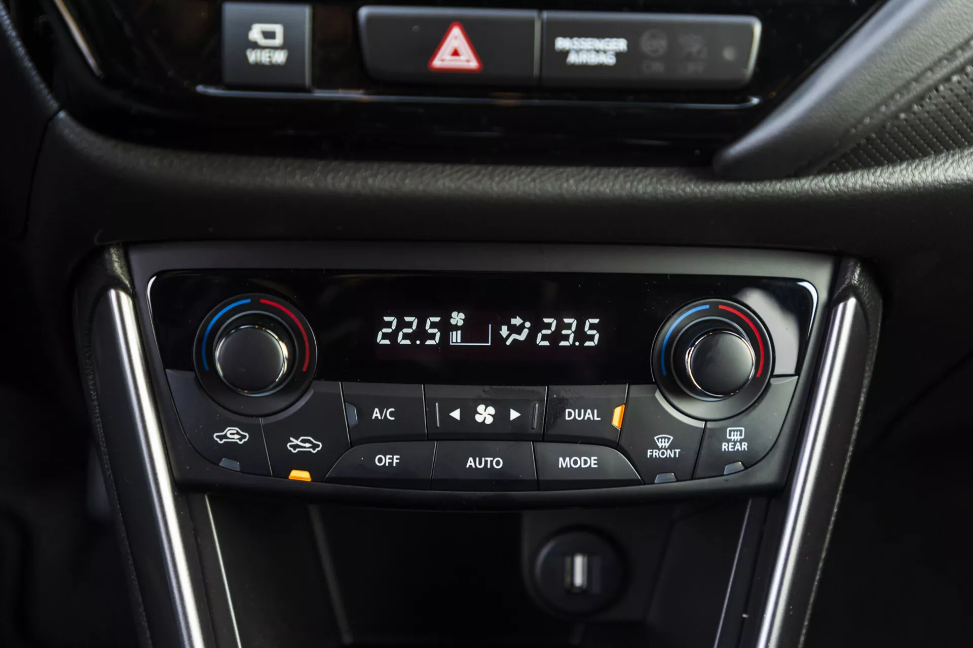 Vue de près du système de contrôle de climatisation à double zone de la Suzuki S-Cross 2022 affichant les réglages de température, les sélections de mode et les options de dégivrage
