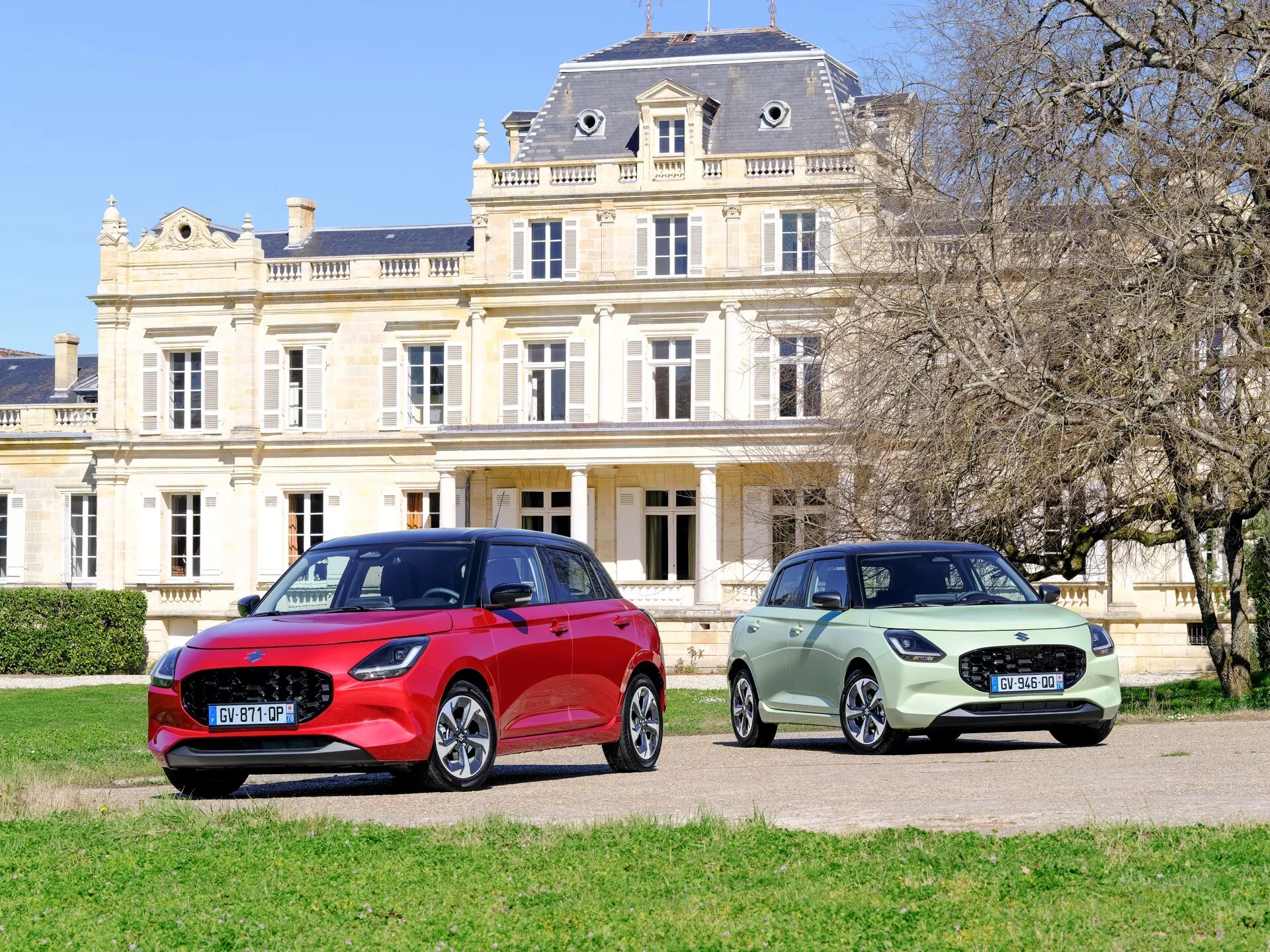 Suzuki Swift 7ème génération modèle 2024 en couleur rouge vibrant, présentant un design élégant et des fonctionnalités technologiques avancées