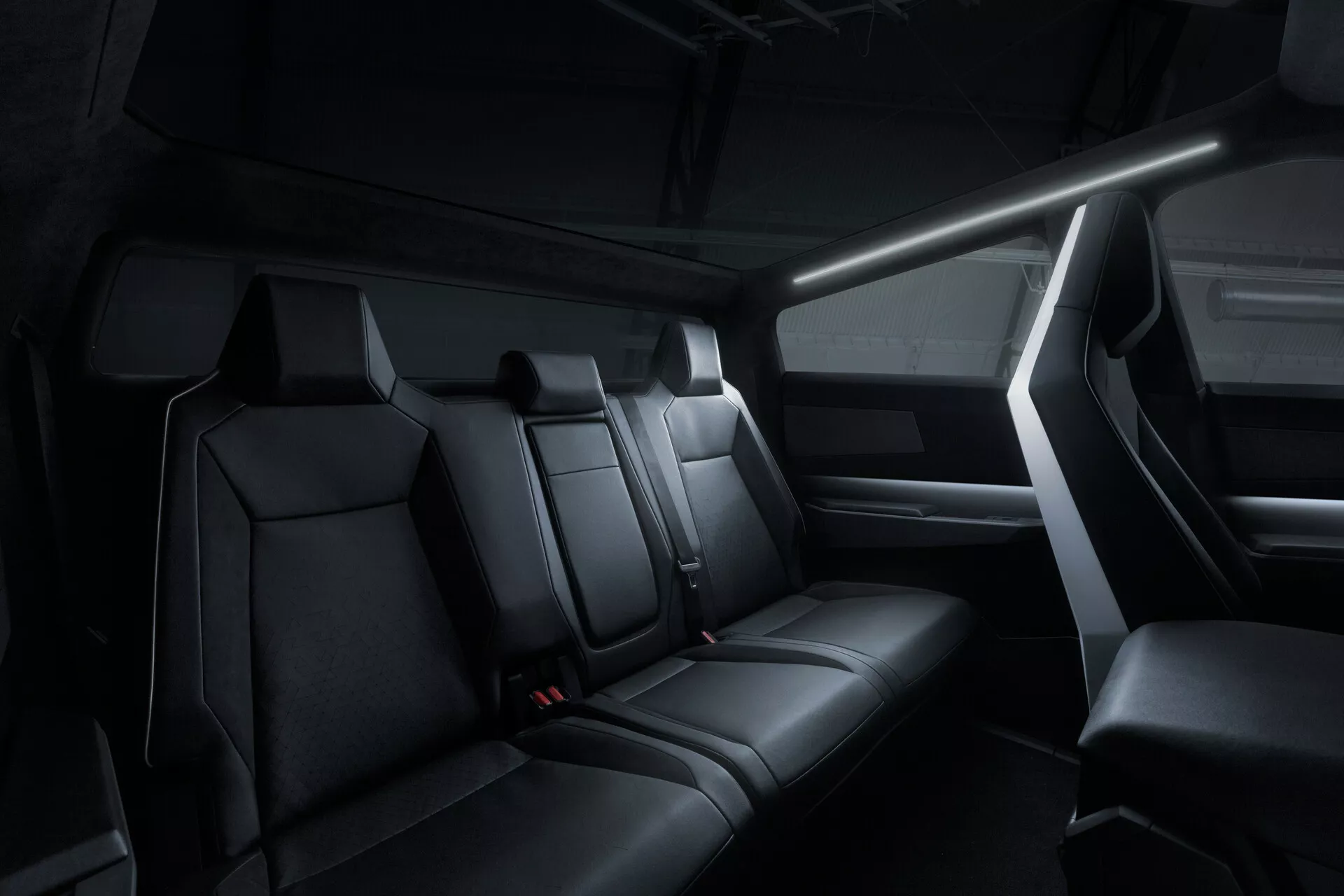 Tesla Cybertruck 2021 (Première Génération) - Camionnette entièrement électrique en acier inoxydable avec un design angulaire futuriste, un exosquelette robuste, un verre blindé quasi impénétrable et une technologie révolutionnaire pour des performances sur route et hors route.