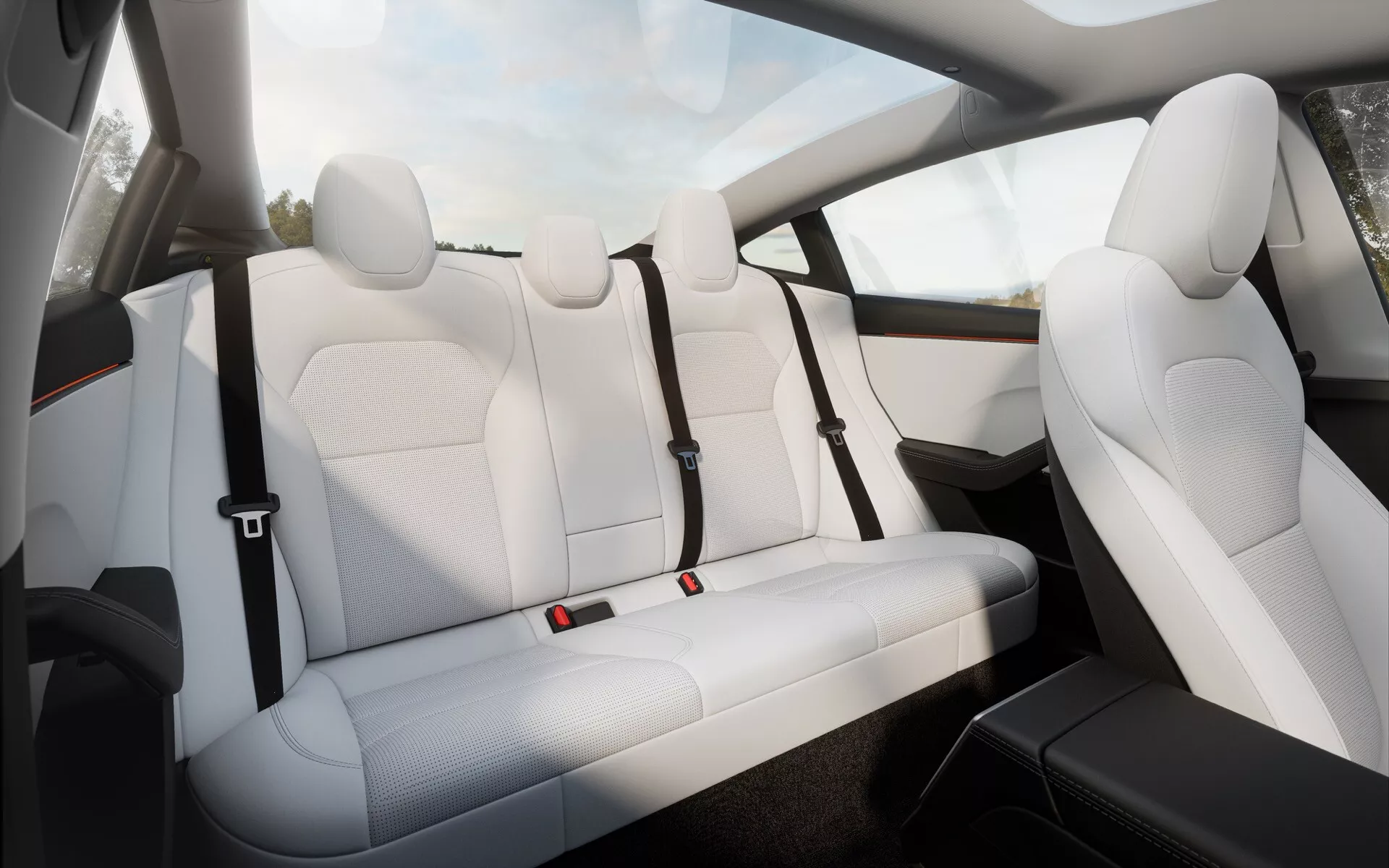 Vue intérieure du Tesla Model 3 (facelift de première génération) 2023, mettant en valeur les sièges arrière au design élégant dotés d'un revêtement en cuir blanc matelassé de qualité supérieure, un support ergonomique et des ceintures de sécurité avec des accents rouges, ainsi qu'un aperçu du système audio avancé de la porte.