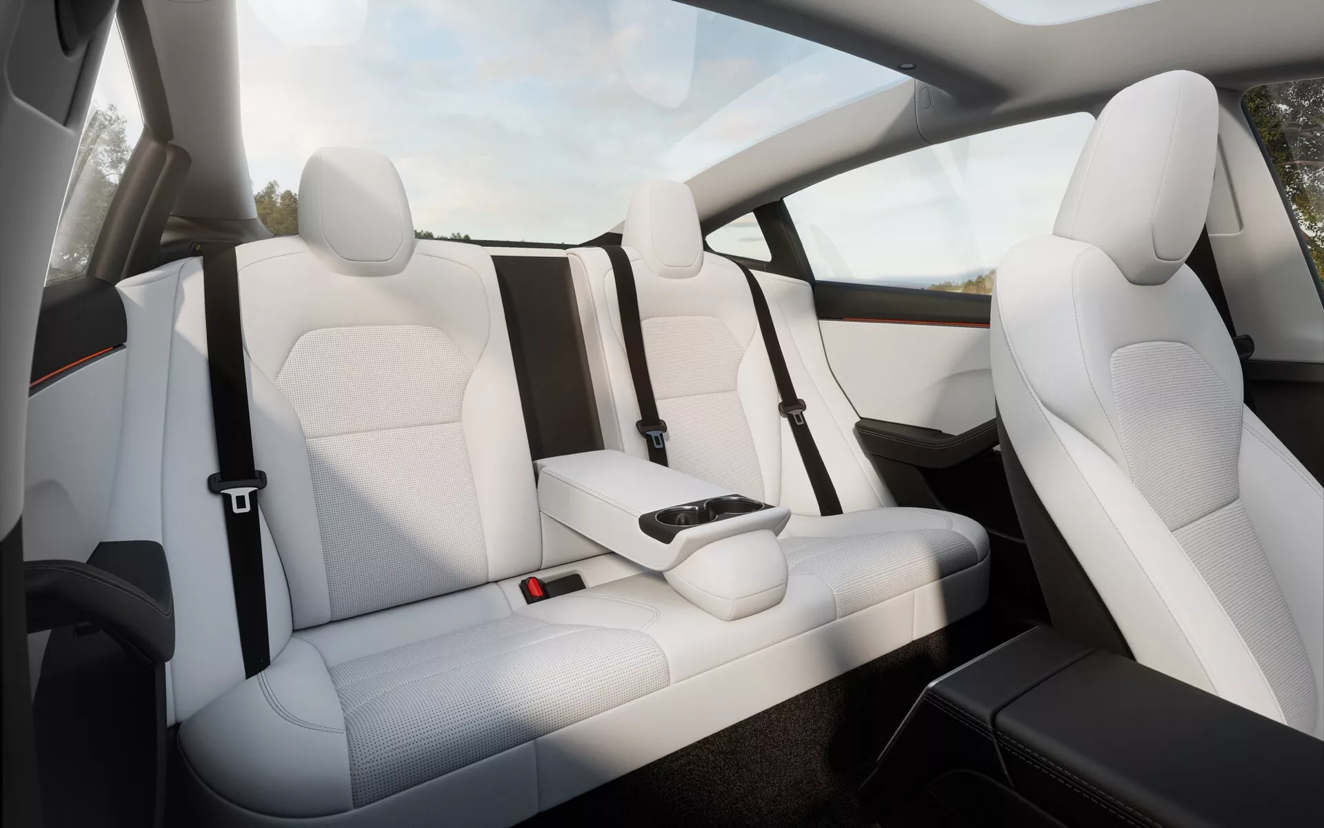 Vue intérieure du Tesla Model 3 2023 (Facelift de 1ère Génération) se concentrant sur les sièges arrière luxueux en cuir blanc avec coutures en motif de diamant et toit panoramique, illustrant un design de cabine moderne et confortable
