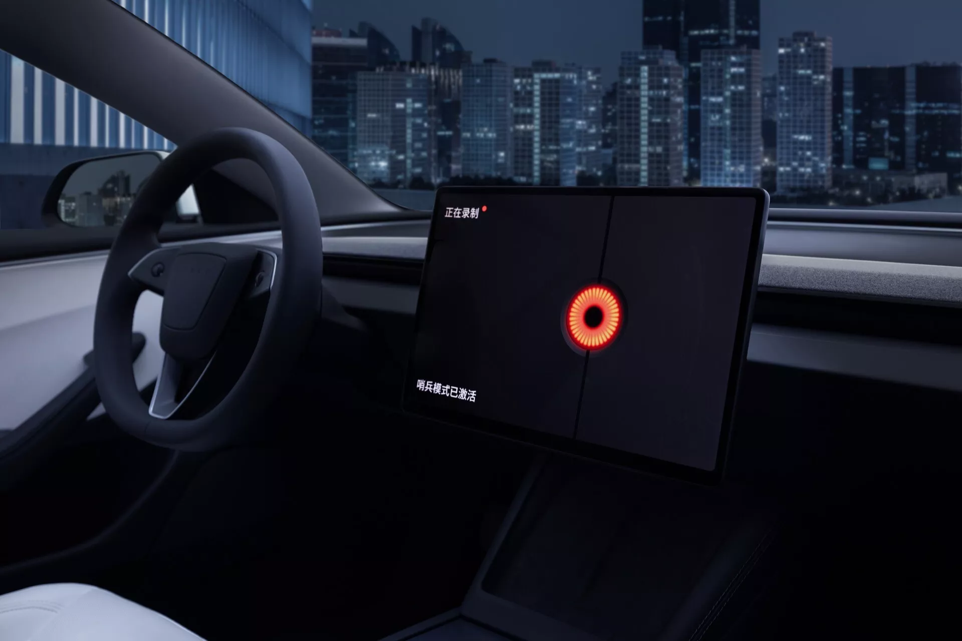 Vue intérieure de la Tesla Model 3 facelift 2023 mettant en évidence un volant minimaliste, un tableau de bord homogène, un large écran tactile d'infodivertissement avec notification d'alerte, un éclairage d'ambiance et un aperçu du siège passager luxueux sur fond de paysage urbain nocturne.