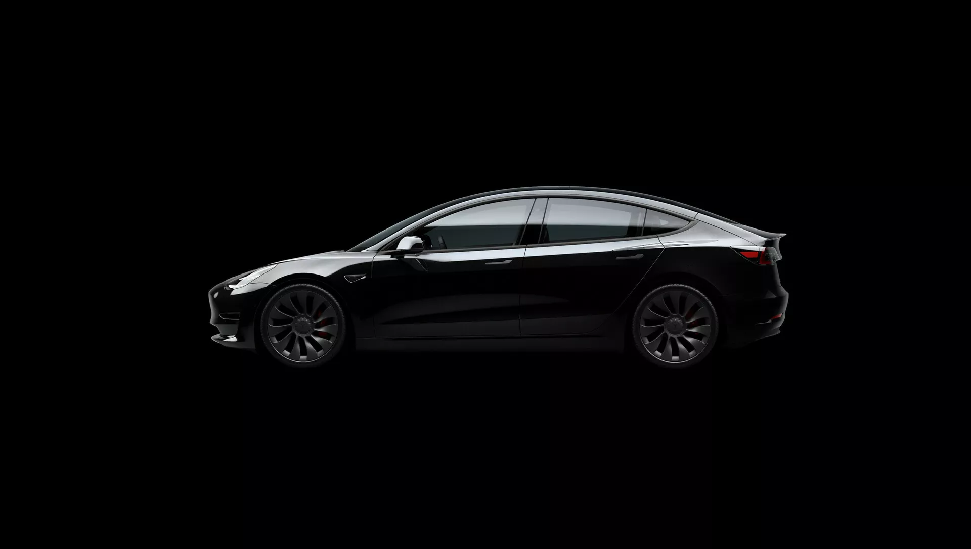 Profil latéral d'une berline Tesla Model 3 2019 (première génération) avec une silhouette aérodynamique élégante sur fond noir, montrant des fenêtres teintées avec un aspect de verre ininterrompu, une poignée de porte avant affleurante, des jantes en alliage à cinq branches et une ligne de caractère le long du côté.