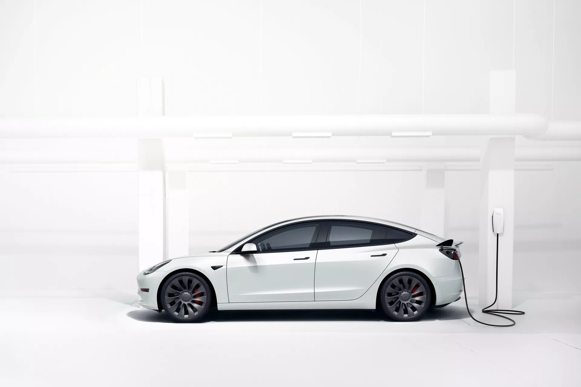 Tesla Model 3 2019 Première Génération en argent élégant avec un design aérodynamique moderne, un toit en verre, un intérieur minimaliste, un grand écran tactile central et des capacités de pilote automatique innovantes.