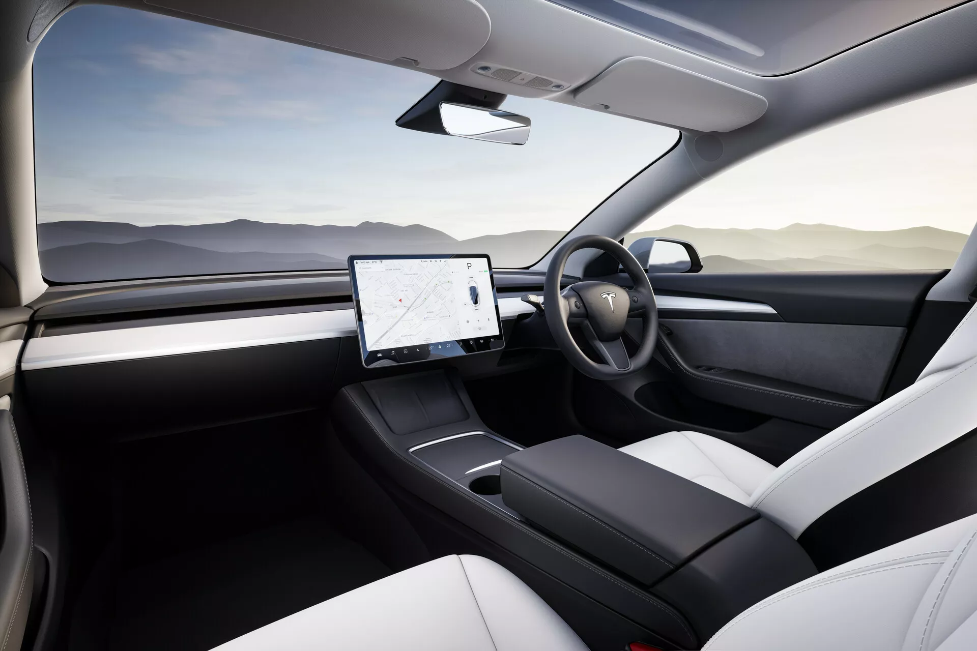 Vue intérieure de la Tesla Model 3 2019 prise depuis le siège arrière passager, se concentrant sur le côté conducteur et la console centrale. L'image montre des éléments de design contemporain tels qu'une porte conducteur en matériaux mixtes, un volant simplifié et un grand écran tactile horizontal dans la console centrale, indicatif du système d'infodivertissement moderne de la voiture. L'absence du tableau de bord traditionnel suggère un tableau de bord numérique ou une technologie HUD. Les sièges rembourrés bicolores et le design minimaliste reflètent les caractéristiques haut de gamme du modèle électrique du véhicule.