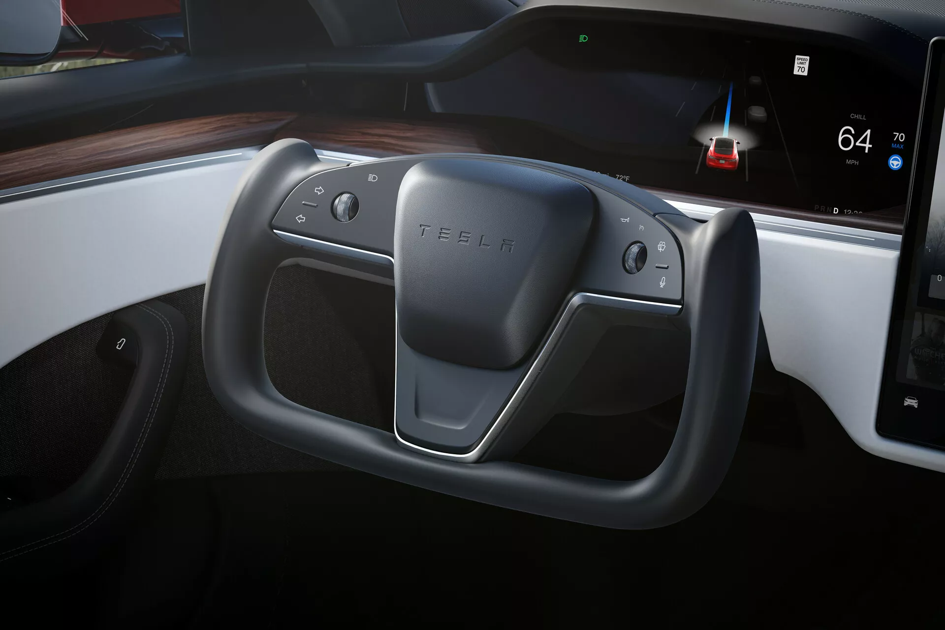 Vue intérieure en gros plan d'une Tesla Model S 2016 (restylage de la 1ère génération) depuis le siège du conducteur, mettant en avant le volant rectangulaire non conventionnel avec le logo TESLA et les commandes, et le tableau de bord avec instrumentation numérique horizontale et un écran tactile plus grand avec une carte de navigation. Le tableau de bord élégant et minimaliste est accentué par une garniture en bois contrastant avec l'intérieur sombre et high-tech.