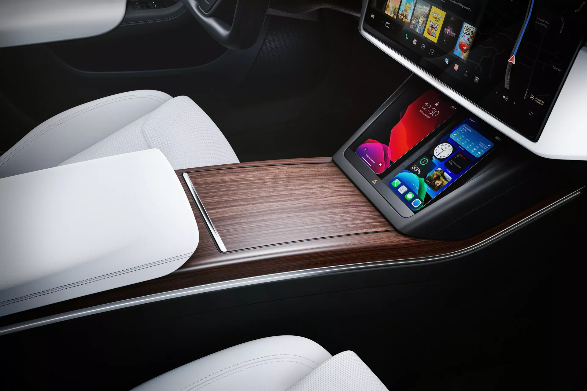 Vue en plongée de l'intérieur de la Tesla Model S 2016 (1re génération, lifting) mettant en avant la console centrale et les sièges avant. La console élégante présente un grand système d'infodivertissement à écran tactile avec des icônes colorées, entourée d'un placage en bois de haute qualité. Les sièges avant en cuir blanc ajoutent à l'esthétique minimaliste et luxueuse de l'intérieur moderne de la voiture.