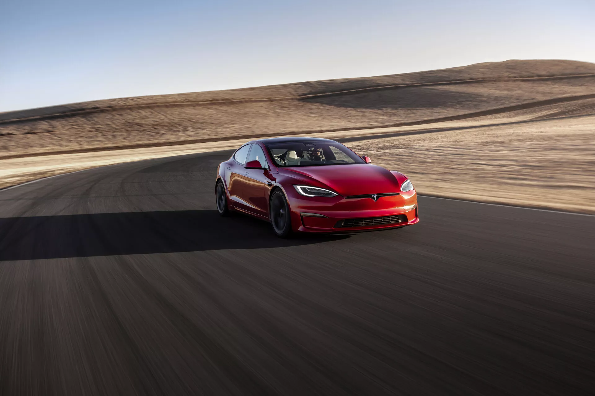 Tesla Model S 2016 (première génération restylée), voiture électrique avec design élégant, pilote automatique avancé et intérieur luxueux, en milieu urbain