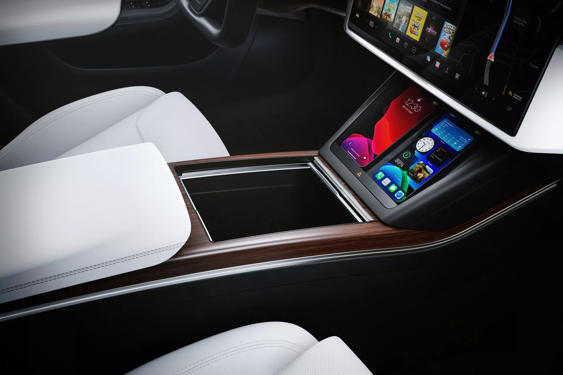 Vue intérieure d'une Tesla Model S 2016 (1ère génération, restylée) mettant en avant la console centrale vue d'en haut et orientée vers le conducteur. La disposition ergonomique présente un système d'infodivertissement à écran tactile vertical affichant des graphiques colorés pour le contrôle de la climatisation, les médias, la navigation et les réglages du véhicule. La console est finie avec une garniture imitant le bois, des sièges blancs en similicuir et un design bicolore, soulignant le luxe et un minimum de commandes physiques.