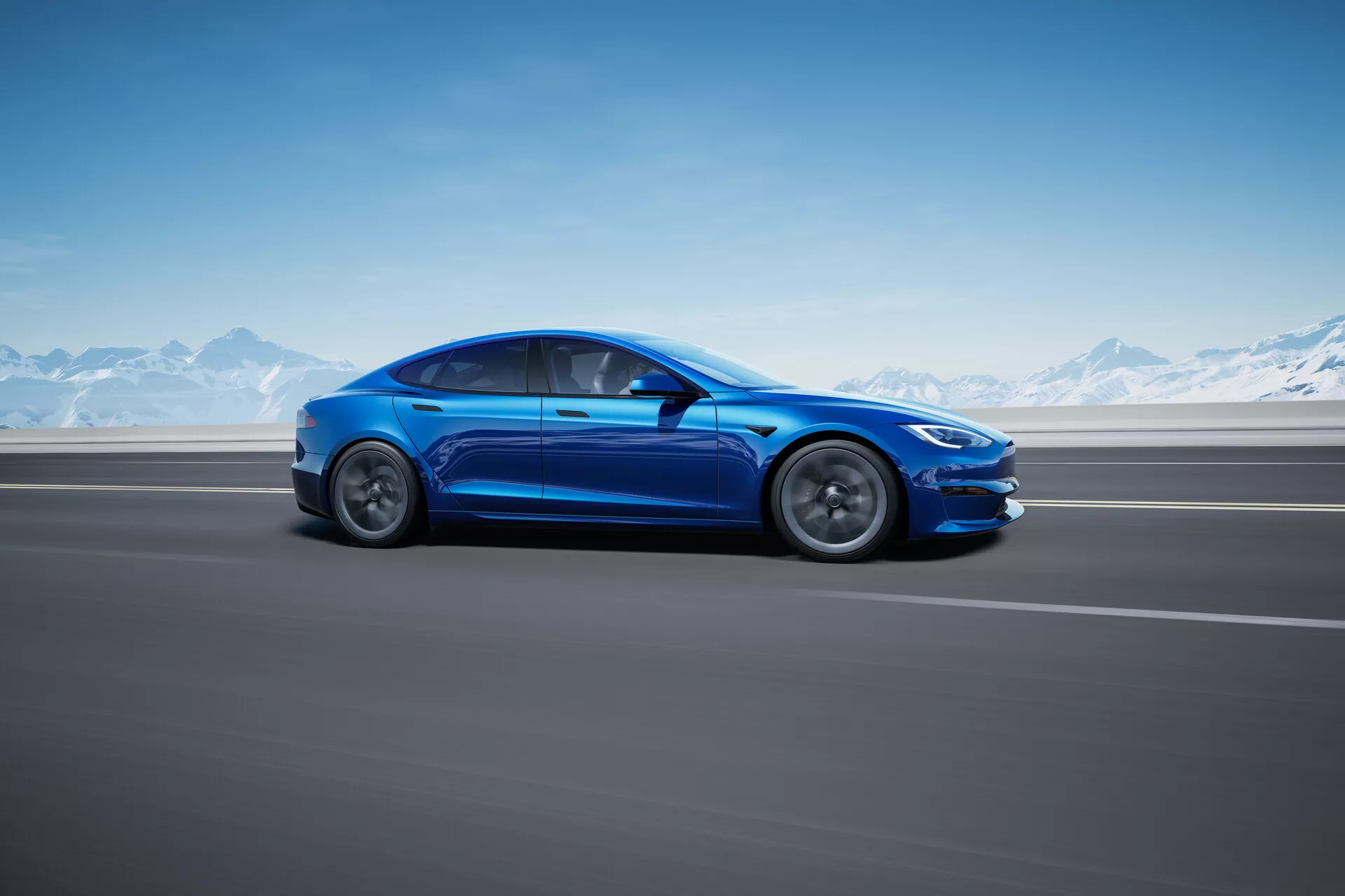 L'image montre une vue latérale d'une berline Tesla Model S 2016 bleu vif (première génération, lifting) sur une route en tarmac lisse avec une chaîne de montagnes enneigées en arrière-plan, suggérant un environnement froid ou alpin. L'angle de la prise de vue est légèrement orienté vers l'arrière, mettant en évidence la longueur et les lignes de conception de la voiture, avec des parties visibles incluant l'aile avant, le capot, le pare-brise, le toit, les portes, l'aile arrière, le coffre et les rétroviseurs latéraux. Le design aérodynamique présente des courbes lisses, des lignes élancées, des roues en alliage stylisées et des pneus à profil bas, laissant deviner un modèle axé sur la performance. La prise de vue en angle bas procure une apparence dynamique et puissante, évoquant une sensation de mouvement même si le véhicule est à l'arrêt. Le design épuré de la voiture, y compris les poignées de porte affleurantes, suggère des fonctionnalités avancées comme l'entrée sans clé. L'image est entièrement focalisée sur la voiture avec un arrière-plan flou, suggérant la vitesse, et semble avoir été prise professionnellement à des fins promotionnelles, mettant en valeur le design et la couleur du véhicule.