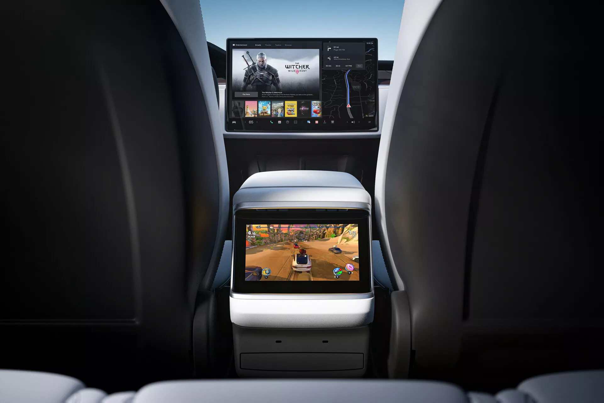 Vue intérieure de la Tesla Model-X 2021 facelift mettant en avant des fonctionnalités de divertissement avancées pour les sièges arrière avec un grand écran tactile vertical entre les sièges avant et un écran supplémentaire attaché à un siège avant, soulignant des capacités multimédias et de jeux multiples pour les passagers arrière.