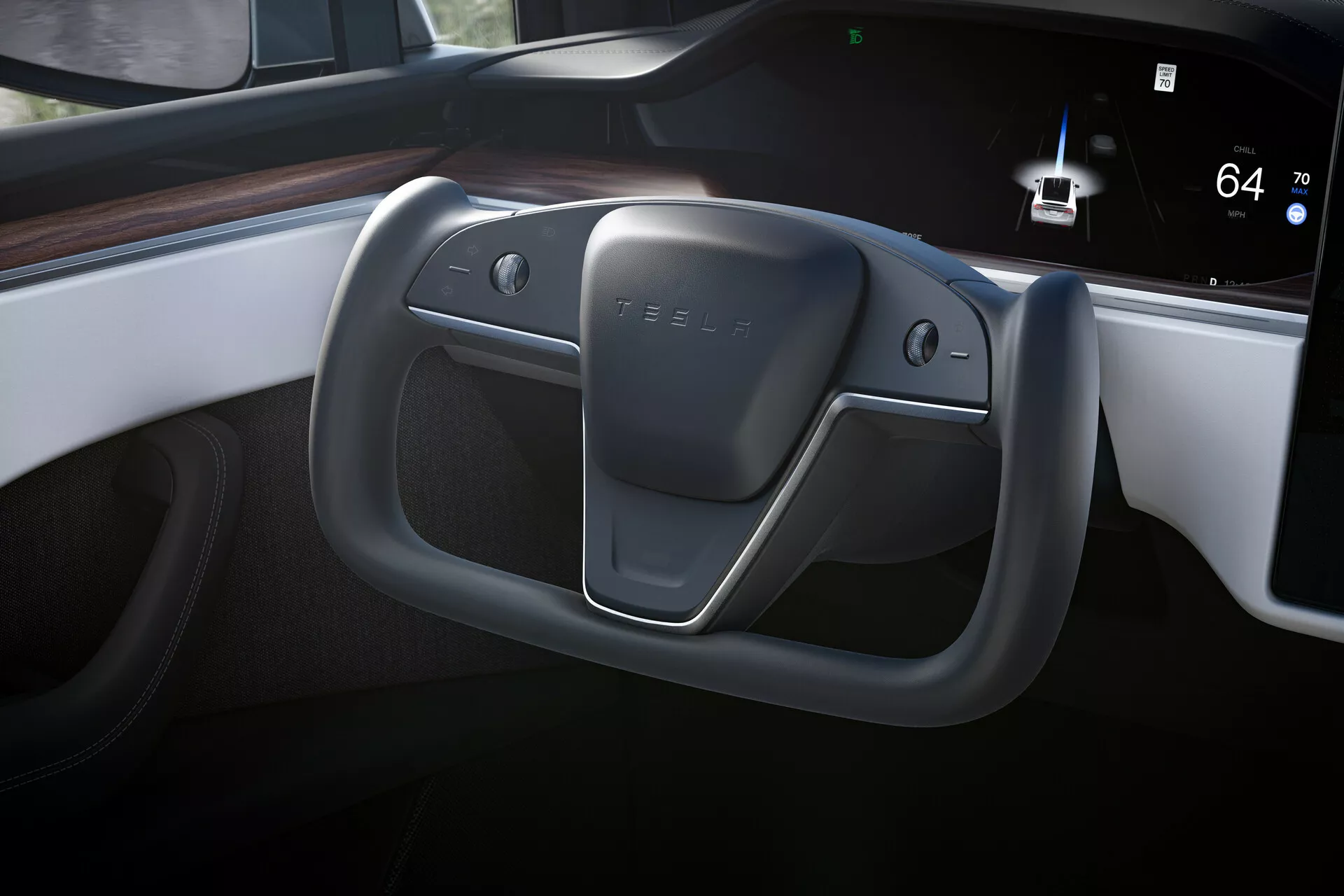 Vue intérieure de la Tesla Model X 2021 (facelift de 1ère génération) présentant un tableau de bord moderne et un volant distinctif, de forme rectangulaire avec des coins arrondis, sans la moitié supérieure, avec des boutons de fonction. Le tableau de bord numérique affiche la vitesse du véhicule à 64 mph et la température extérieure à 70°F, soulignant les caractéristiques technologiques avancées. Les accents en bois minimalistes et l'absence de jauges traditionnelles soulignent un design épuré axé sur l'interaction numérique.