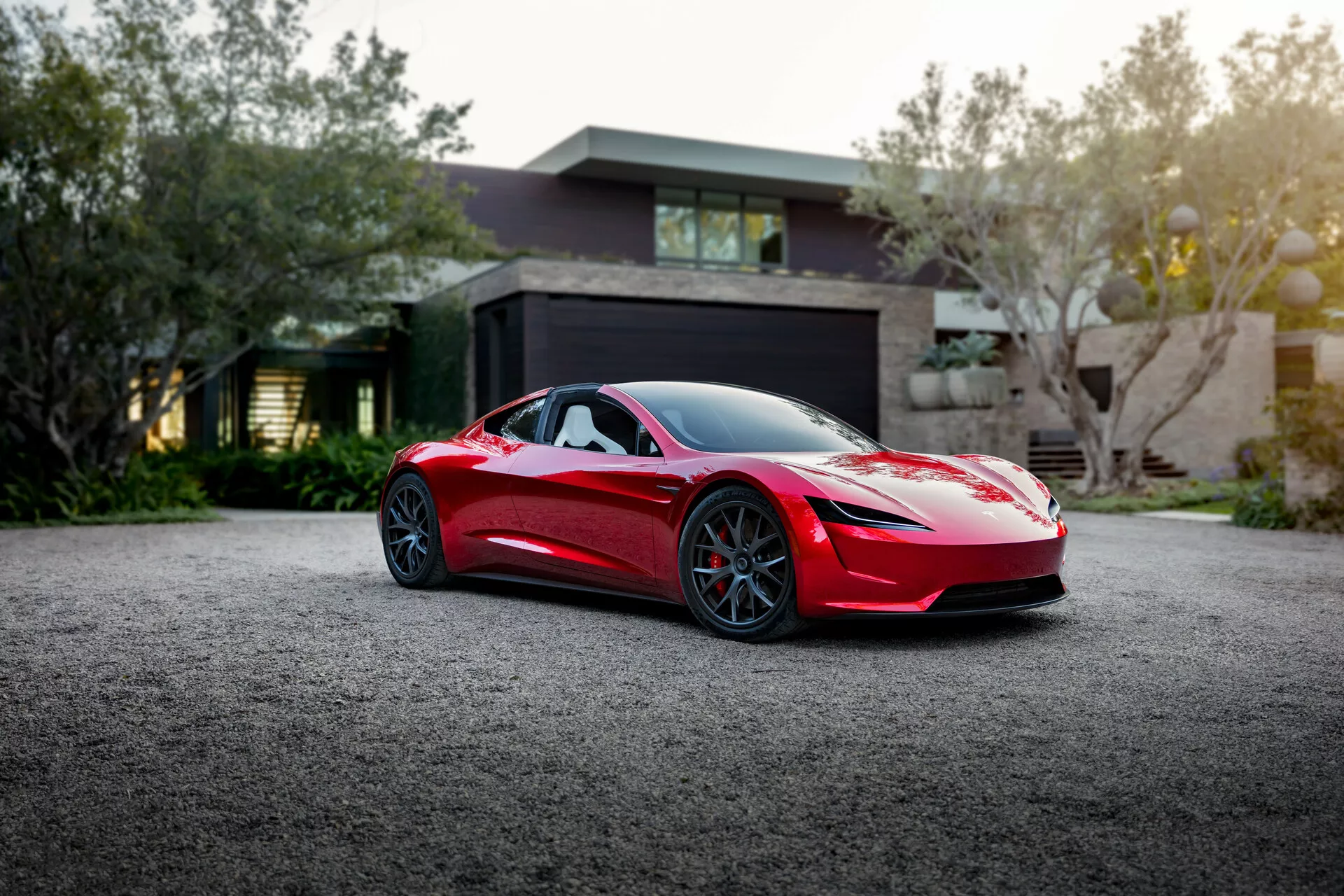 Tesla Roadster 2020 (2nde génération) en rouge éclatant. Présente un design aérodynamique élégant avec des caractéristiques avancées, notamment un moteur électrique haute performance, une vitesse maximale de plus de 250 mph et une accélération de 0 à 60 en seulement 1,9 seconde.