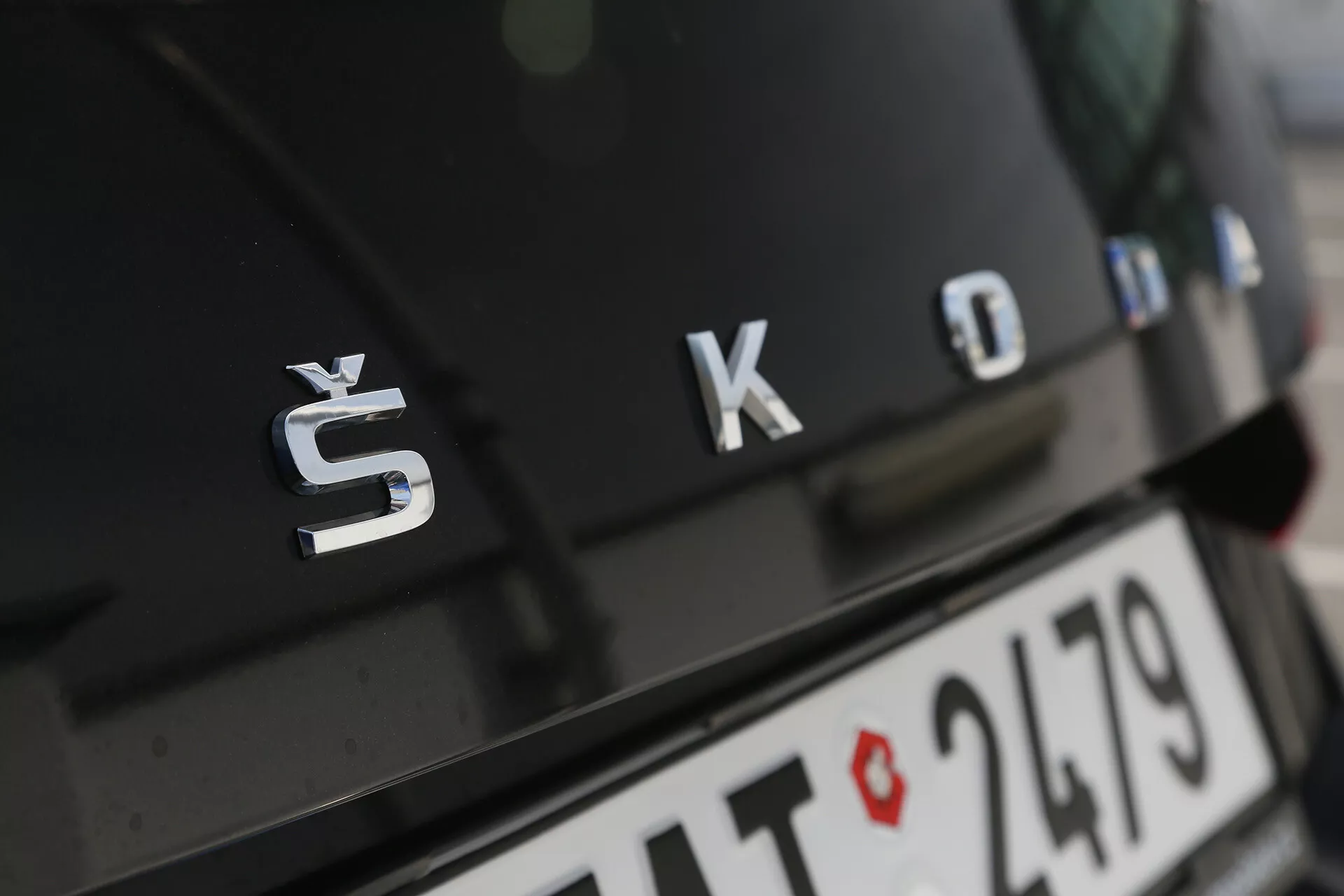 Gros plan sur l’emblème arrière et la plaque d’immatriculation d’une limousine Toyota Camry 2001, soulignant l’identification du véhicule et les détails de conception