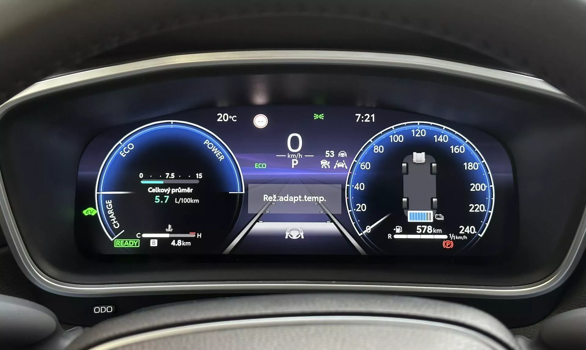 Vue rapprochée du tableau de bord numérique du Toyota Corolla Cross 2022 affichant le compteur de vitesse hybride, le compteur de consommation d'énergie et les fonctionnalités avancées du véhicule du point de vue du conducteur
