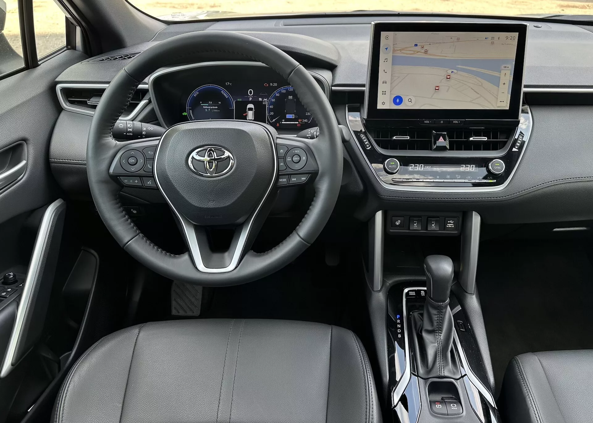 Intérieur du Toyota Corolla Cross 2022 du point de vue du conducteur montrant le volant, le tableau de bord, la console centrale et le siège du passager