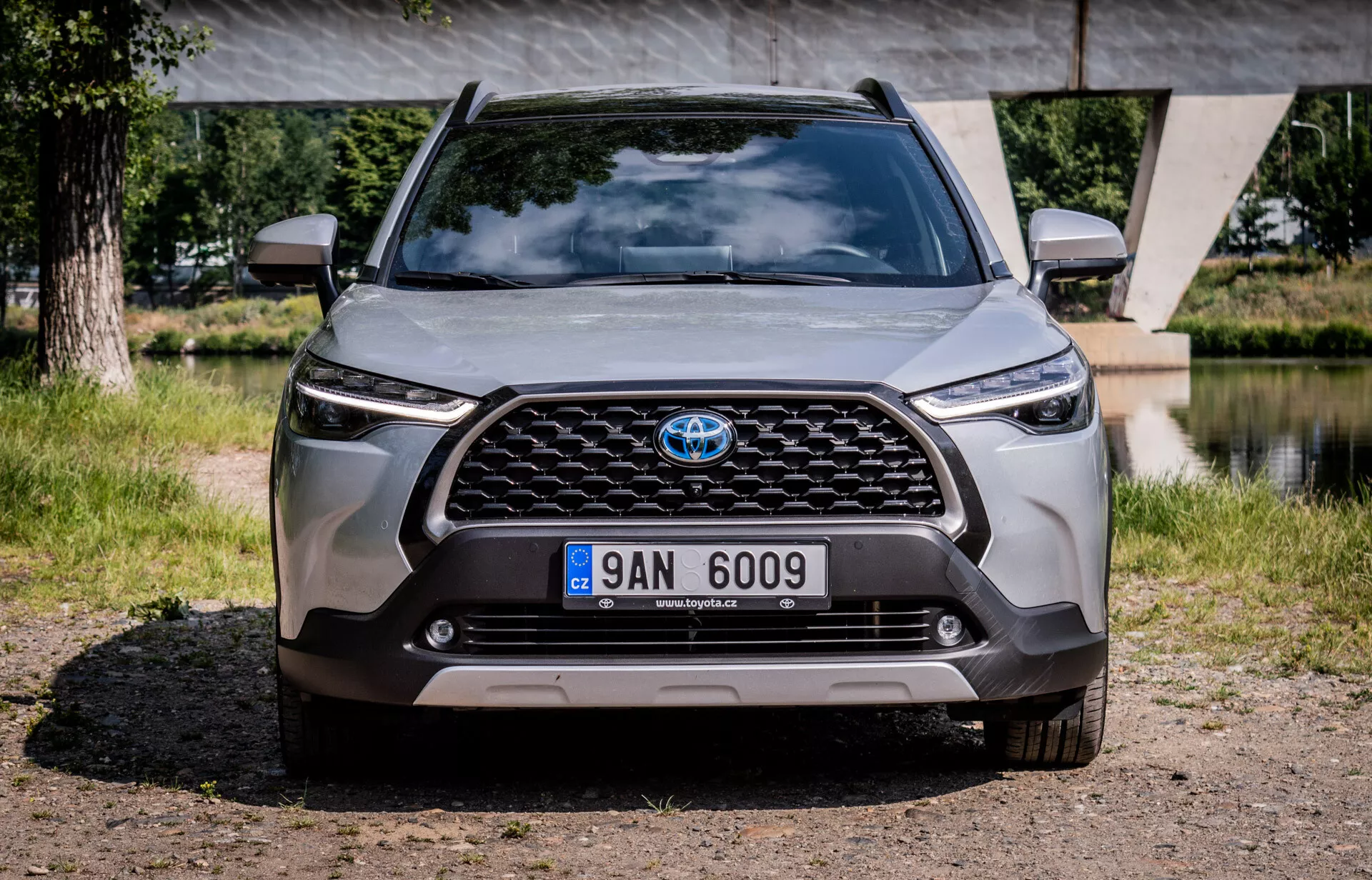 Vue de face de la Toyota Corolla Cross 2022 montrant la calandre, les phares et le pare-chocs, mettant en avant le design avancé et la technologie
