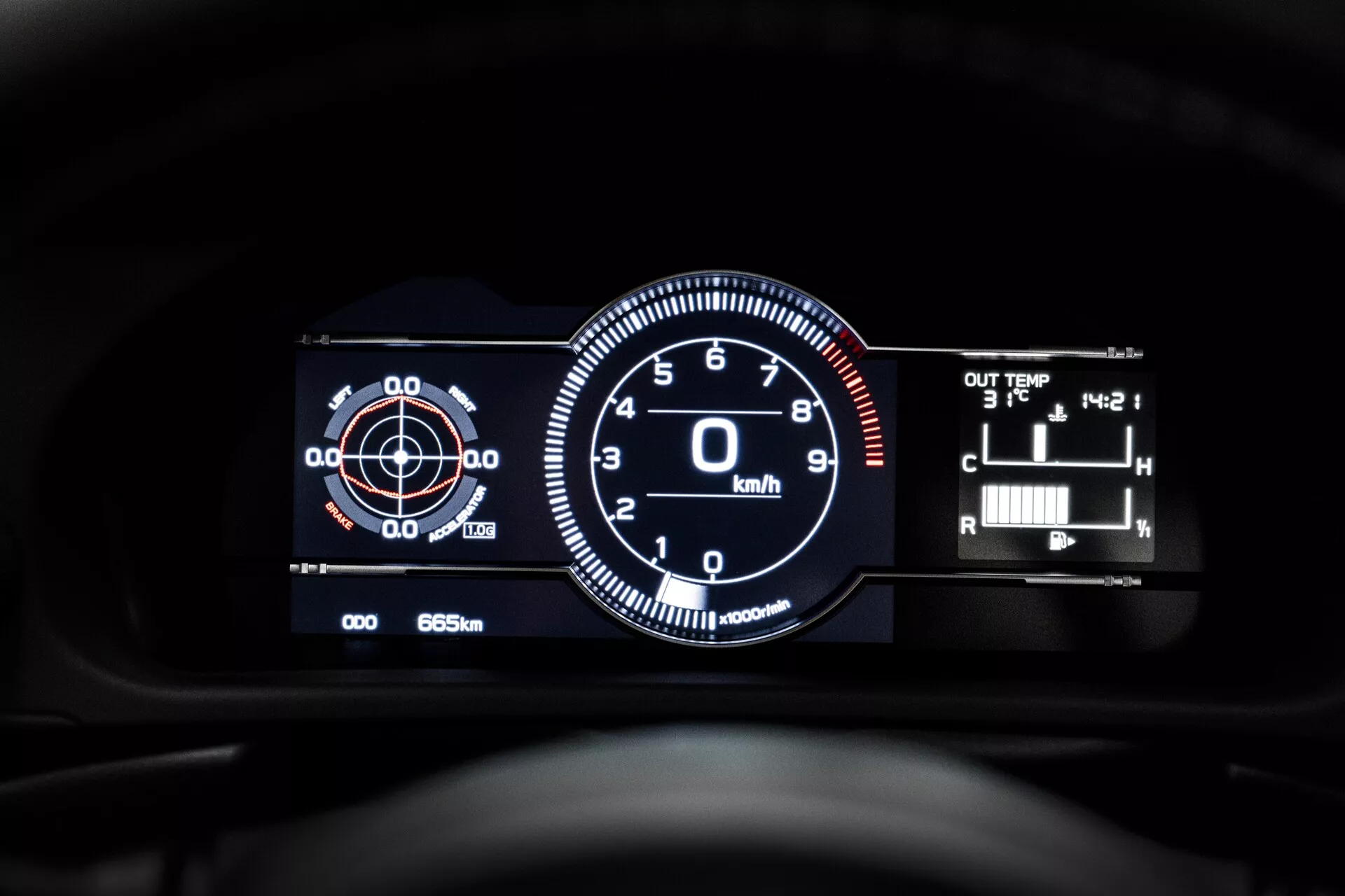 Vue rapprochée du tableau de bord de la Toyota GT86 2022, montrant un tableau de bord numérique moderne. À gauche, un compteur circulaire numérique avec une boussole et un compteur de vitesse indiquant 0 km/h. À droite, un écran multifonction affiche la température extérieure de 3 °C, l'indicateur de vitesse en mode stationnement, le mode de conduite normal et une jauge de carburant verticale. En dessous, un compteur kilométrique indique 665 km. Cette interface sophistiquée offre des éléments numériques et analogiques, améliorant l'expérience de conduite.