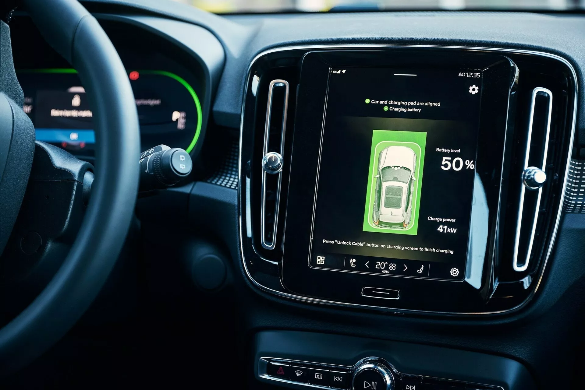 Vue intérieure d'un véhicule moderne, se concentrant sur le système d'infodivertissement central. Volant partiellement visible avec tableau de bord numérique et écran tactile central affichant l'état de la voiture avec un niveau de batterie à 50% et une puissance de charge de 41kw. Les indicateurs affichent '88' et '20:13'. L'écran haute résolution illustre la technologie automobile contemporaine dans les véhicules électriques, mettant l'accent sur la connectivité et une interface conviviale. Design moderne du tableau de bord.