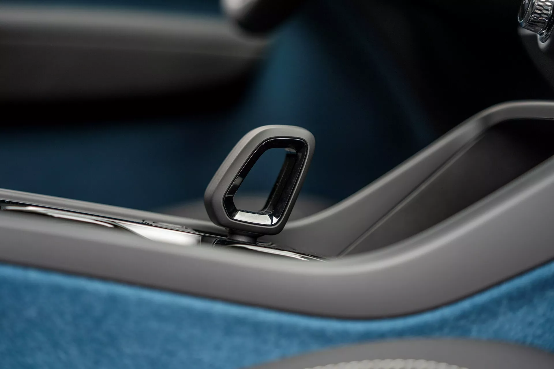 Première génération Volvo C40 2021 présentant un design élégant, un intérieur haut de gamme et un groupe motopropulseur électrique avancé sur un arrière-plan urbain moderne