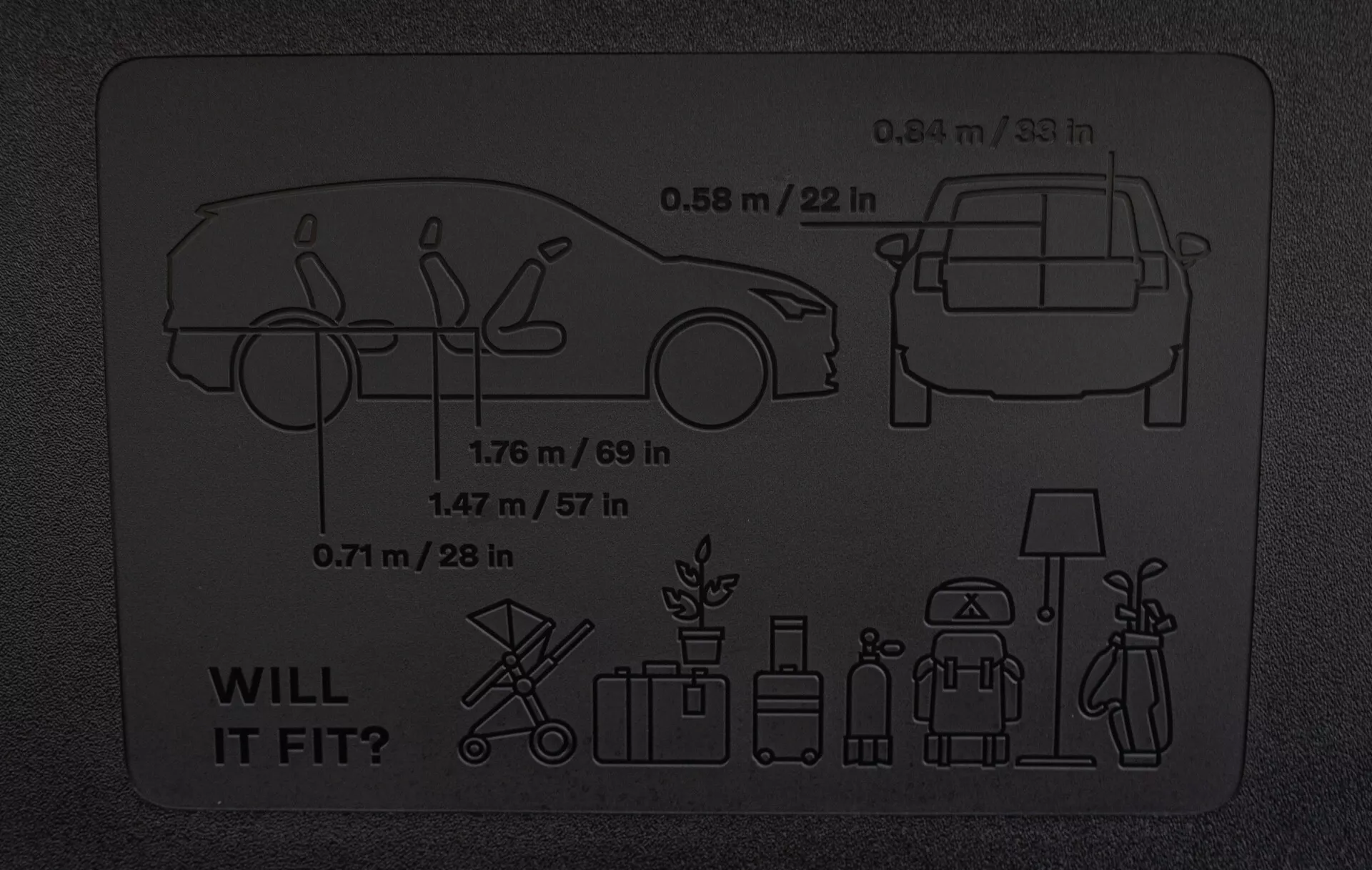 Infographie Volvo EX30 2024 soulignant la capacité de chargement avec mesures schématiques pour les modèles berline et hatchback, et comparaison avec des objets courants.