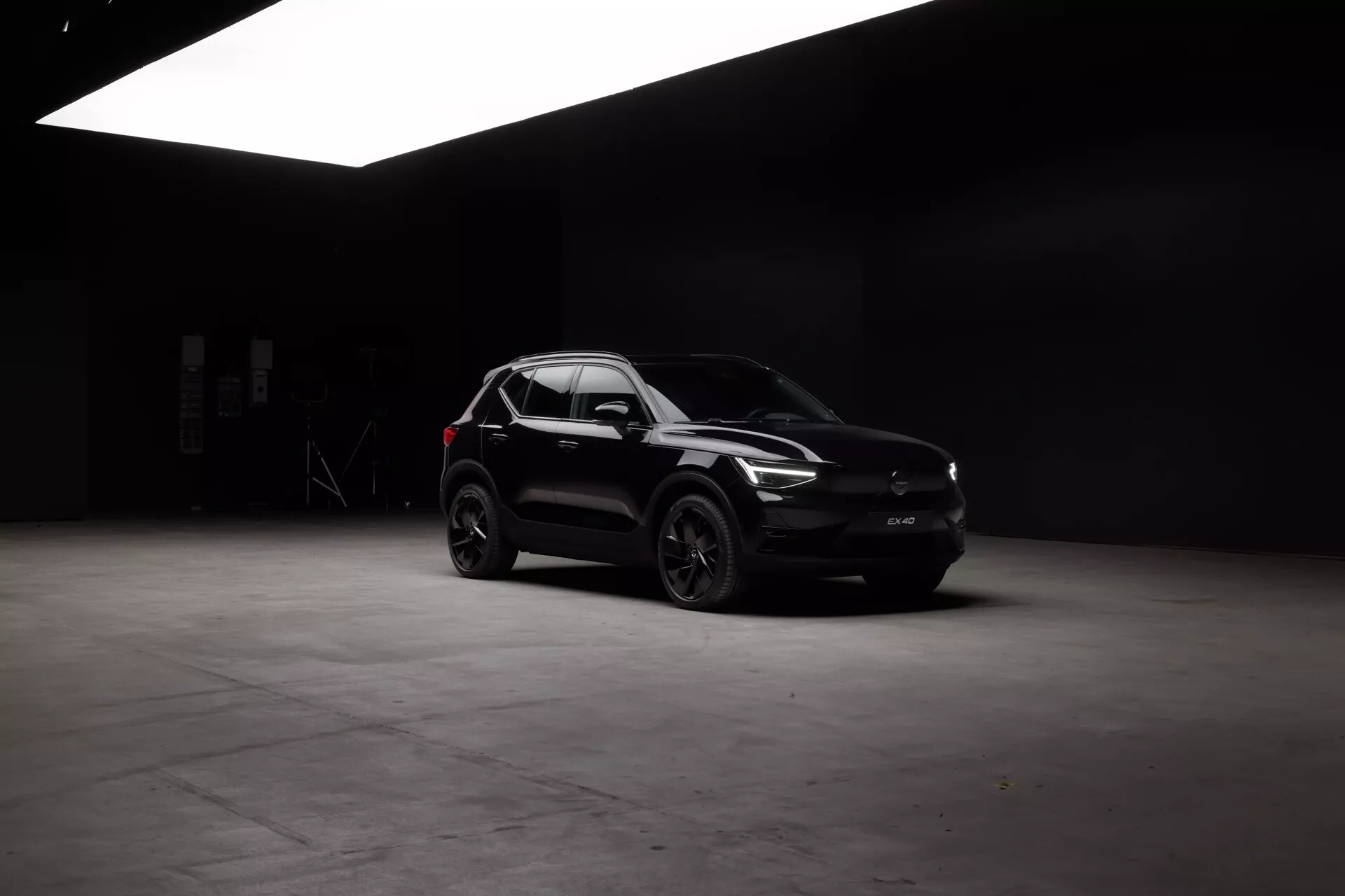 Volvo EX40 2024 de 1ère génération mettant en avant son design élégant, ses fonctionnalités de sécurité avancées et sa technologie respectueuse de l'environnement