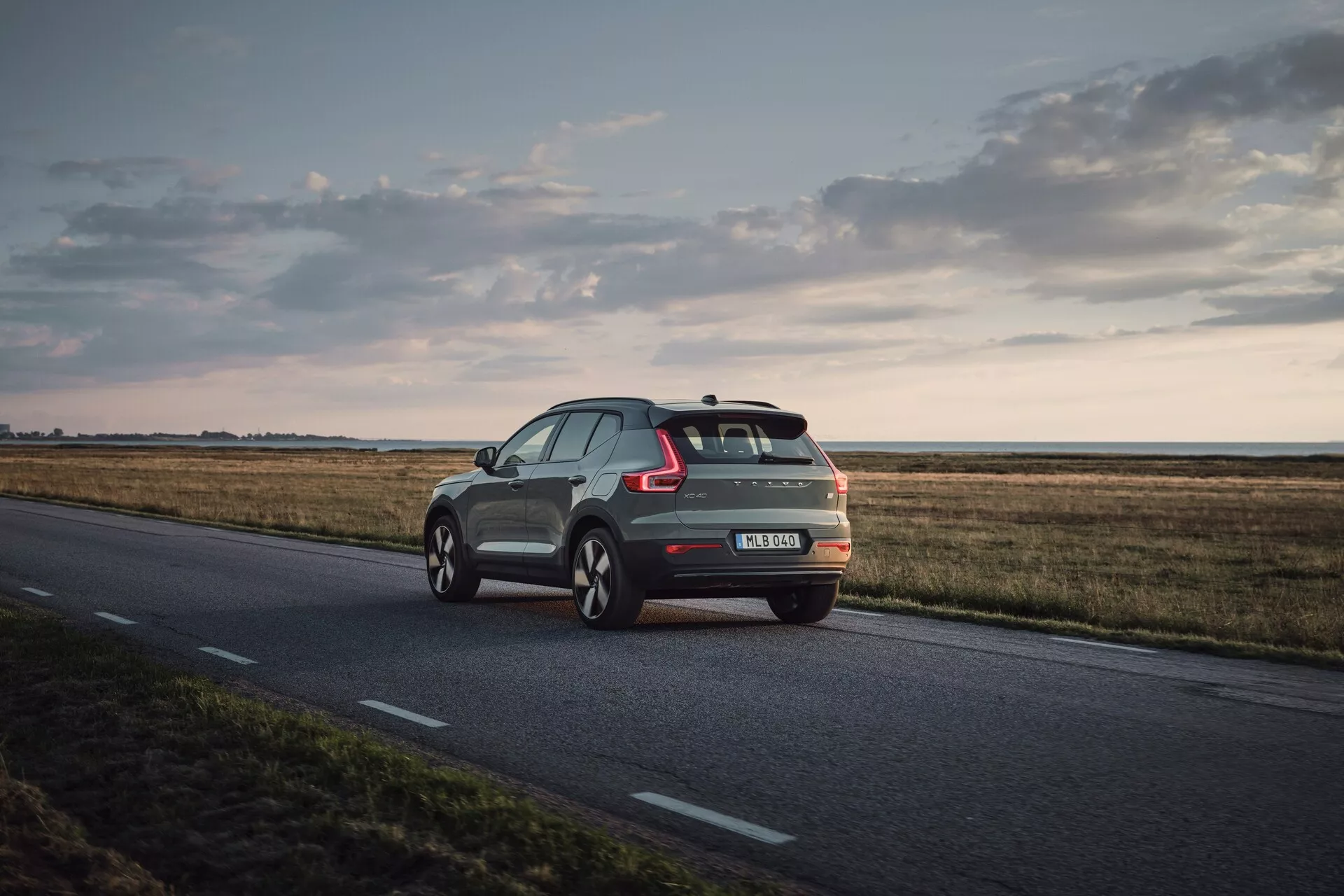 Volvo EX40 2024 1ère génération présentant un design scandinave élégant, une technologie de sécurité de pointe et un groupe motopropulseur électrique respectueux de l'environnement