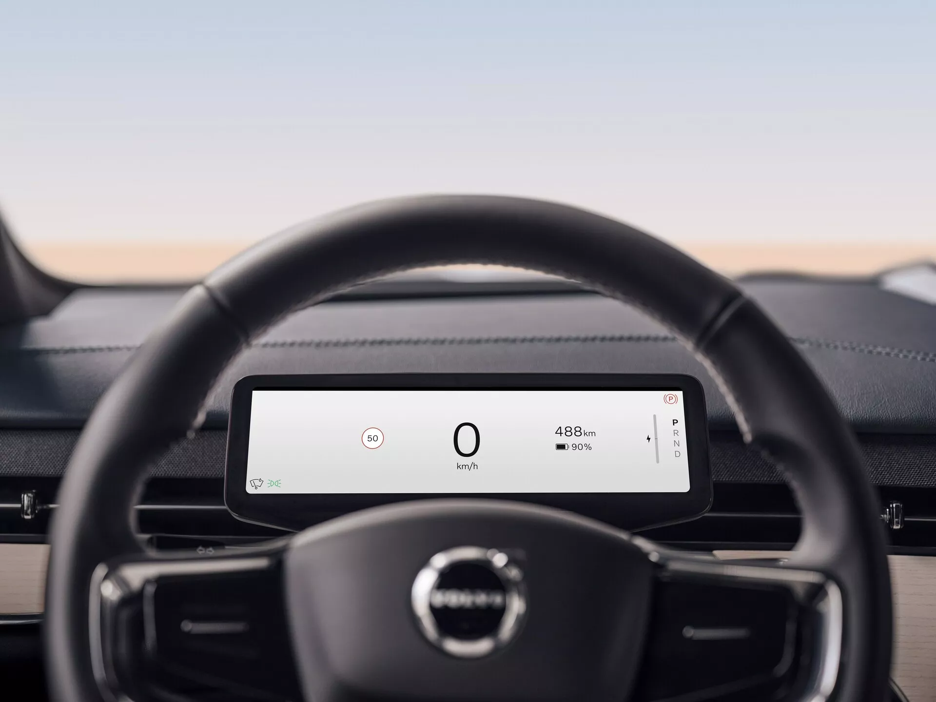 Intérieur du Volvo EX90 2023 avec volant en cuir et tableau de bord numérique affichant vitesse et autonomie de la batterie