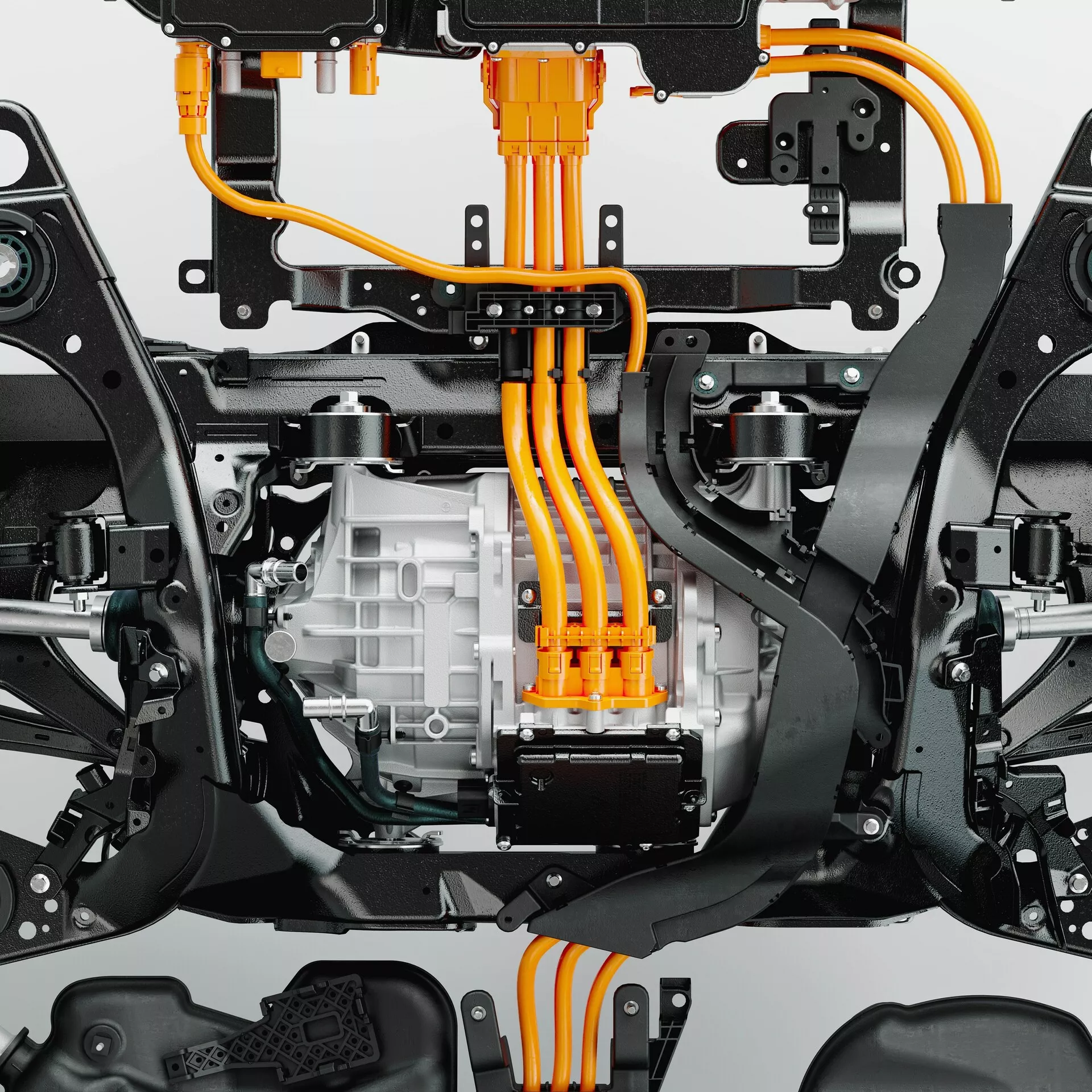 Vue en gros plan du dessous d'un Volvo XC60 2021 (restylage de la 2ème génération), mettant en évidence les composants de la chaîne de traction électrique et du châssis. L'image, prise sous un angle à partir du bas, présente un grand boîtier de moteur électrique avec des ailettes de refroidissement au centre, des câbles haute tension orange vif, et des composants de suspension comme les bras de contrôle. La position des câbles suggère une connectivité avec une batterie située au centre. Les parties visibles du châssis et du sous-châssis fournissent des points de montage pour la chaîne de traction et la suspension, mettant en avant des systèmes avancés de propulsion de véhicule électrique et de systèmes électriques haute tension.