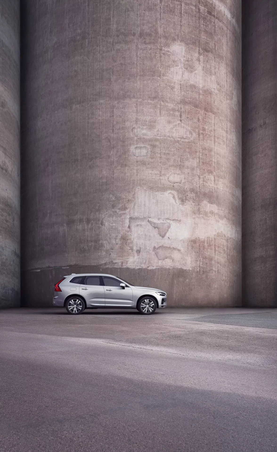 Volvo XC60 2021 deuxième génération restylage, avec design scandinave élégant, technologie de sécurité avancée et intérieur luxueux