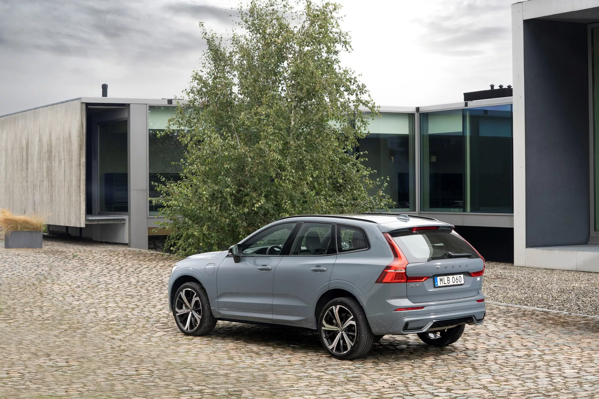SUV de luxe de taille moyenne Volvo XC60 2021 (2e génération restylée) avec un design élégant, des caractéristiques de sécurité avancées et une technologie moderne