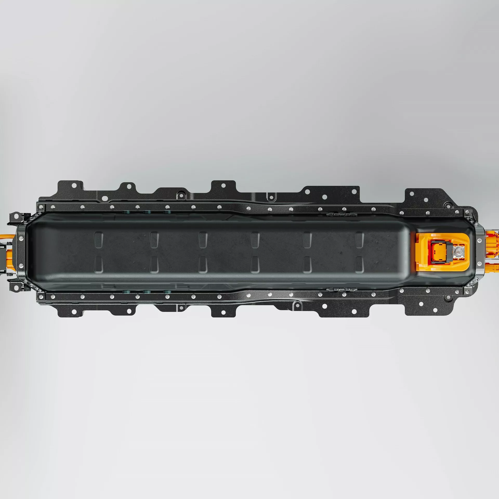 Vue de dessus d'un module de batterie rectangulaire utilisé dans les véhicules électriques, avec un boîtier extérieur sombre avec plusieurs trous de boulons; connecteur haute tension orange sur le côté droit.