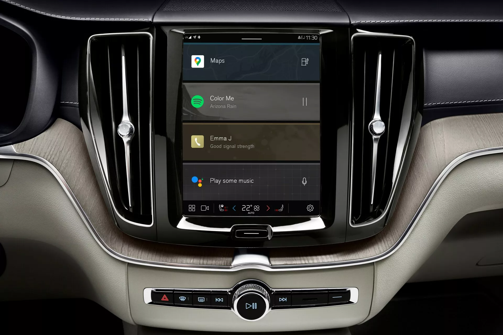 Console centrale du Volvo XC60 2021 (2e génération facelift) avec focus sur l'écran tactile d'infodivertissement verticalement orienté. Les caractéristiques incluent la navigation, la lecture multimédia, la connectivité mobile et le contrôle climatique à double zone avec des matériaux de luxe comme des accents en bois et en cuir.
